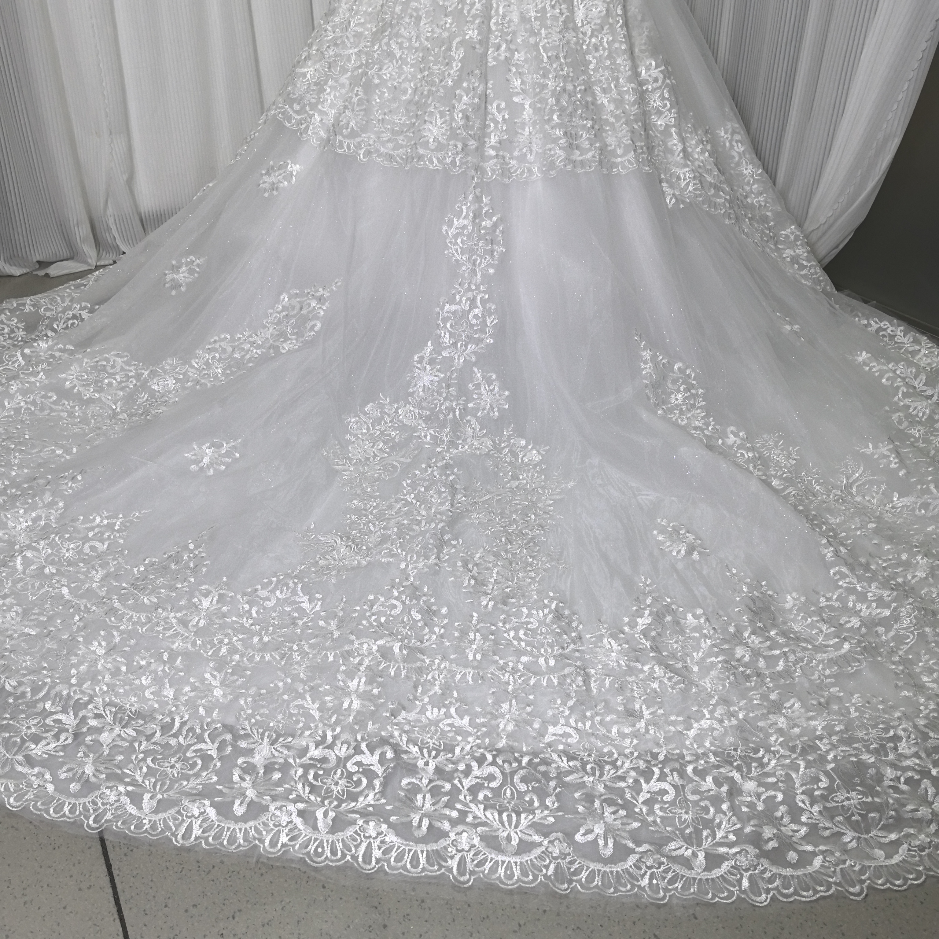 華やか ウェディングドレス ボレロ キラキラスパンコール レース 憧れのドレス 結婚式 華やかなトレーン