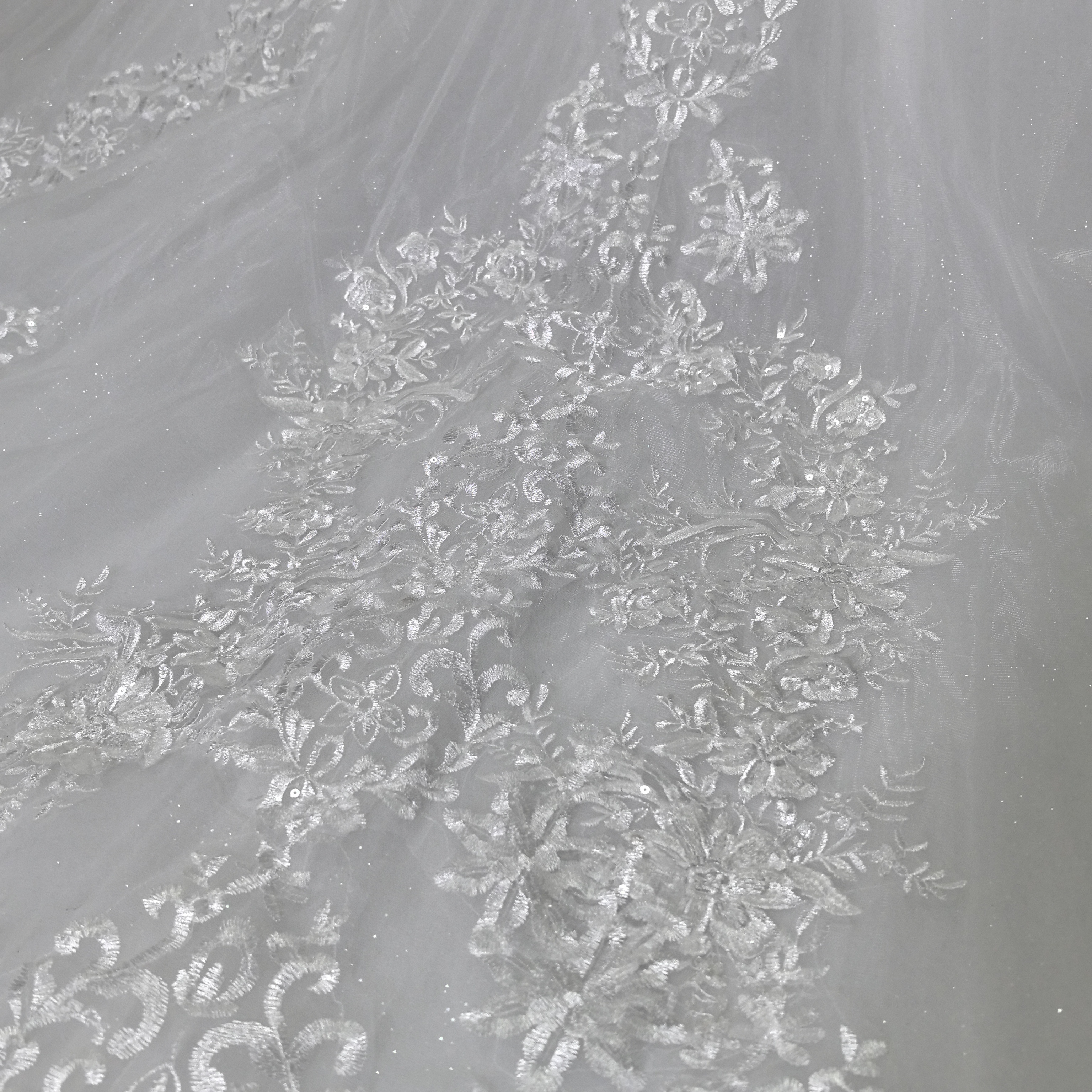 華やか ウェディングドレス ボレロ キラキラスパンコール レース 憧れのドレス 結婚式 華やかなトレーン