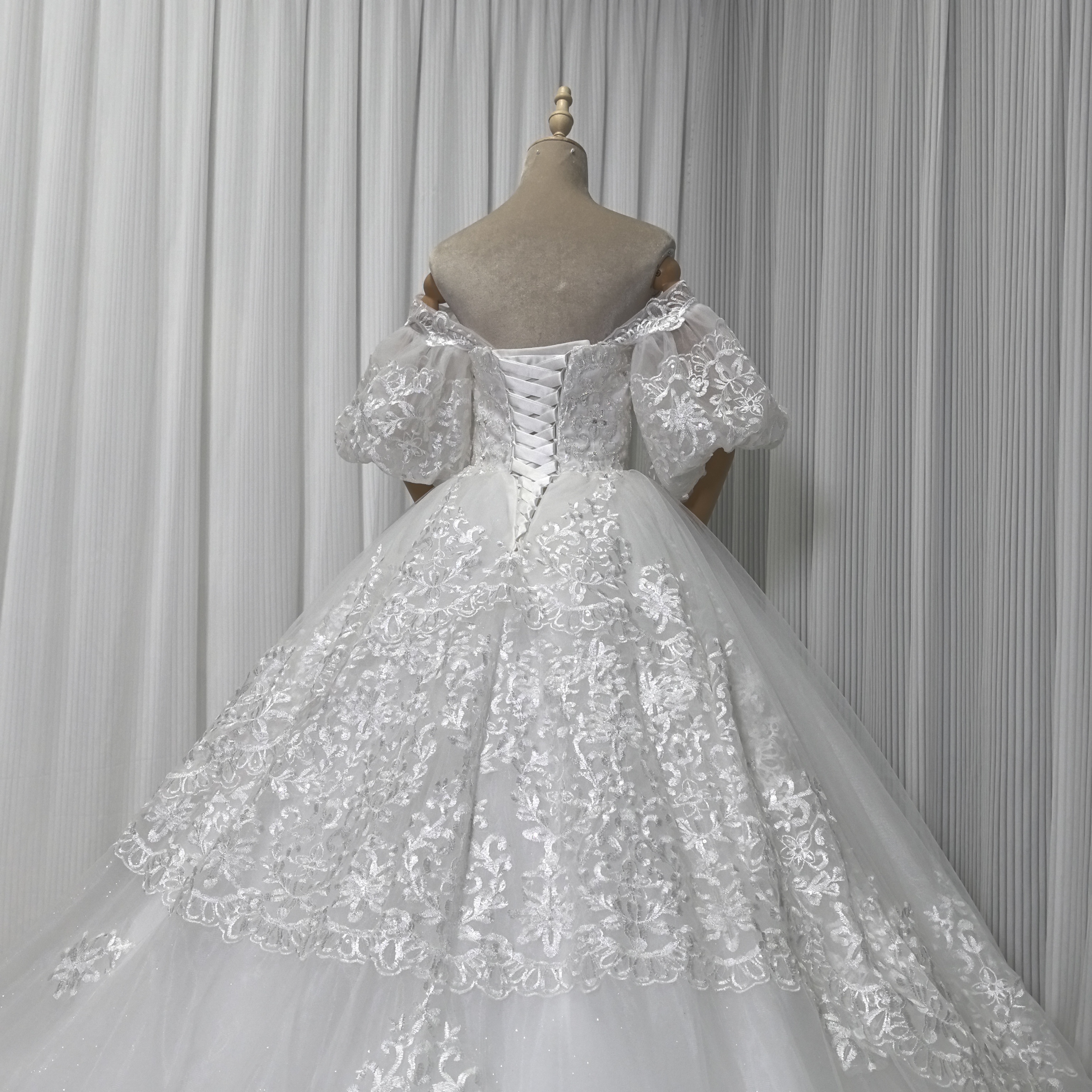 フランス風 ウェディングドレス ベアトップ 取り外し袖 キラキラスパンコール 繊細レース 華やかなトレーン 結婚式