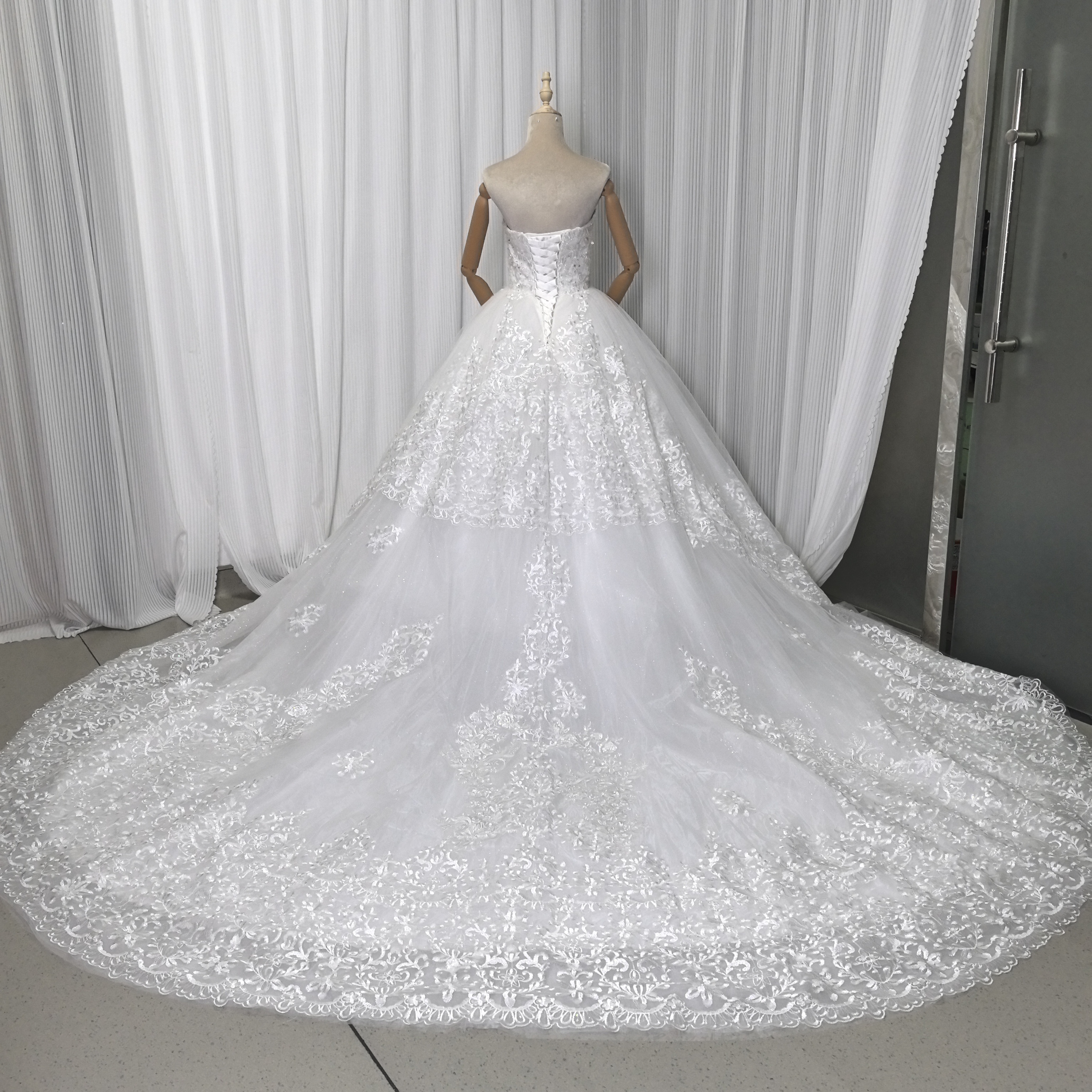 フランス風 ウェディングドレス ベアトップ キラキラスパンコール 上品レース 華やかなトレーン 結婚式