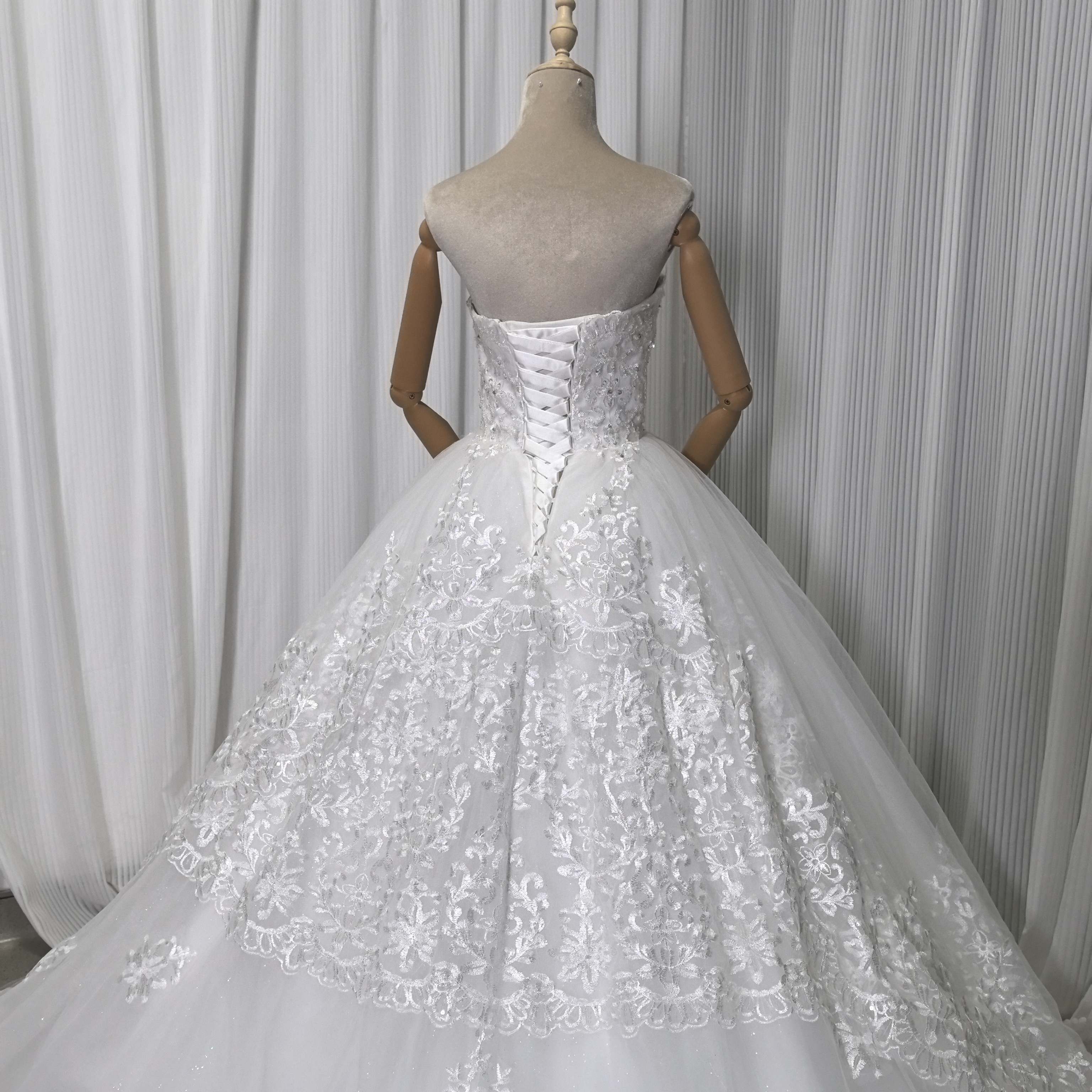 フランス風 ウェディングドレス ベアトップ キラキラスパンコール 上品レース 華やかなトレーン 結婚式