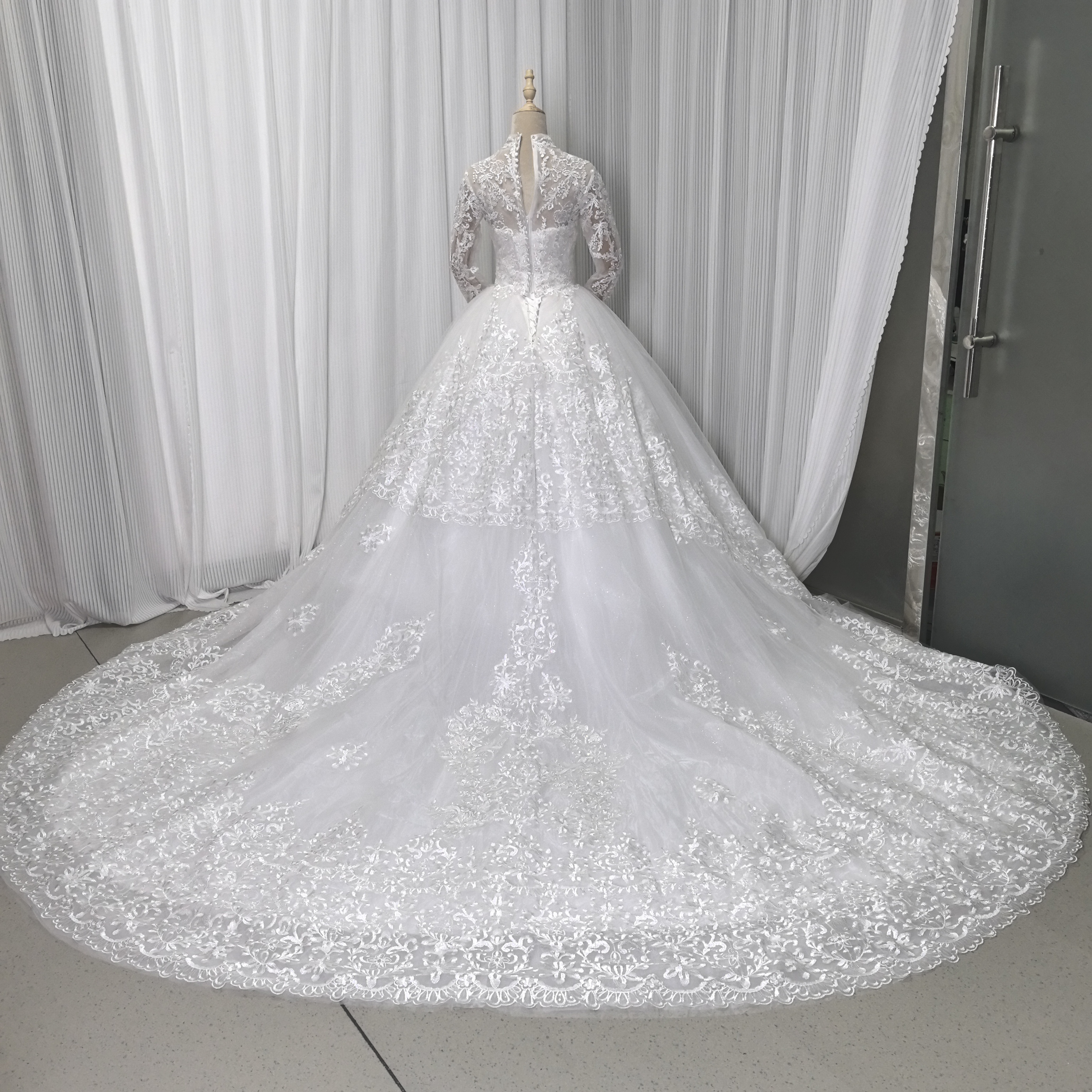 華やか ウェディングドレス ボレロ キラキラスパンコール レース 憧れのドレス 結婚式 華やかなトレーン