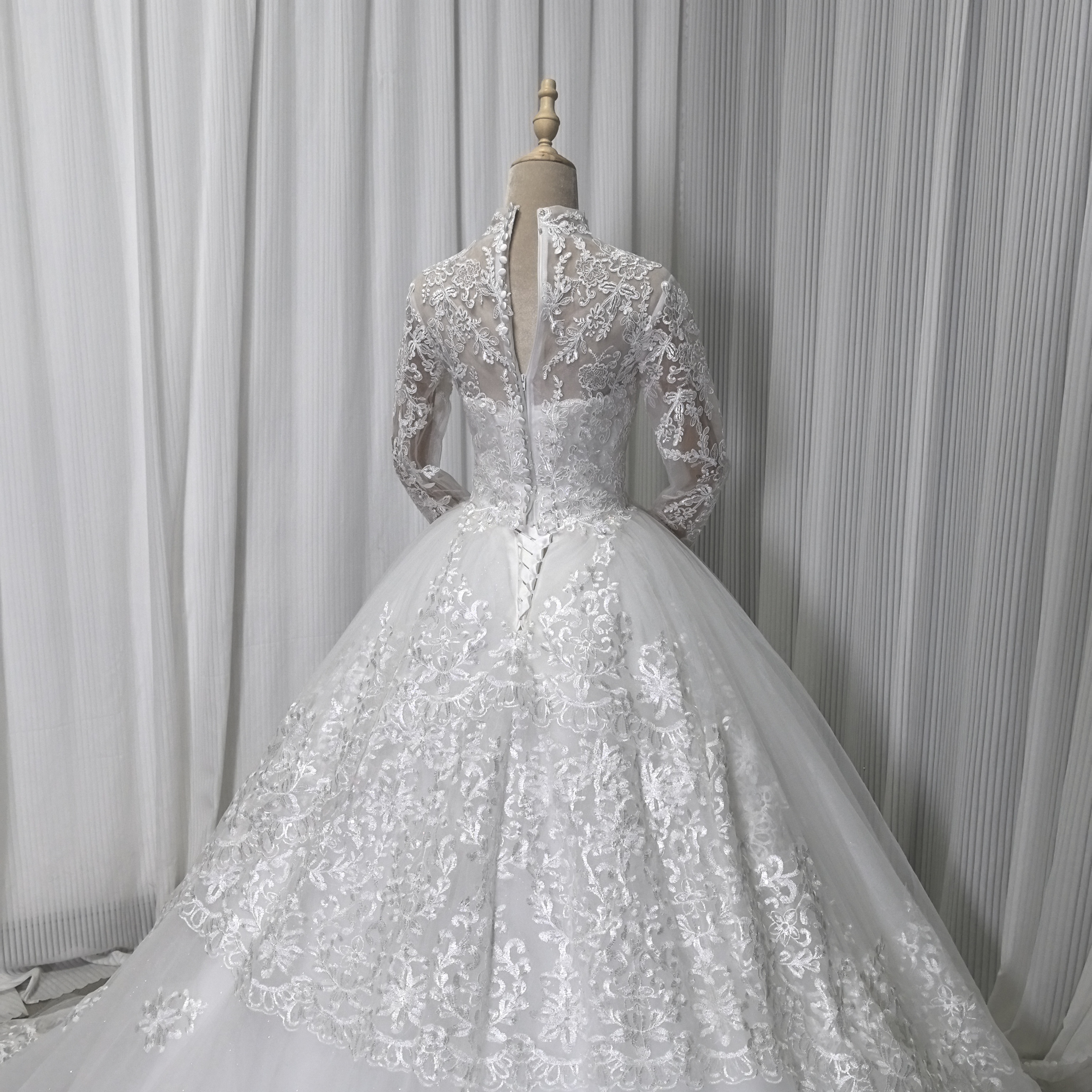 華やか ウェディングドレス ボレロ キラキラスパンコール レース 憧れのドレス 結婚式 華やかなトレーン