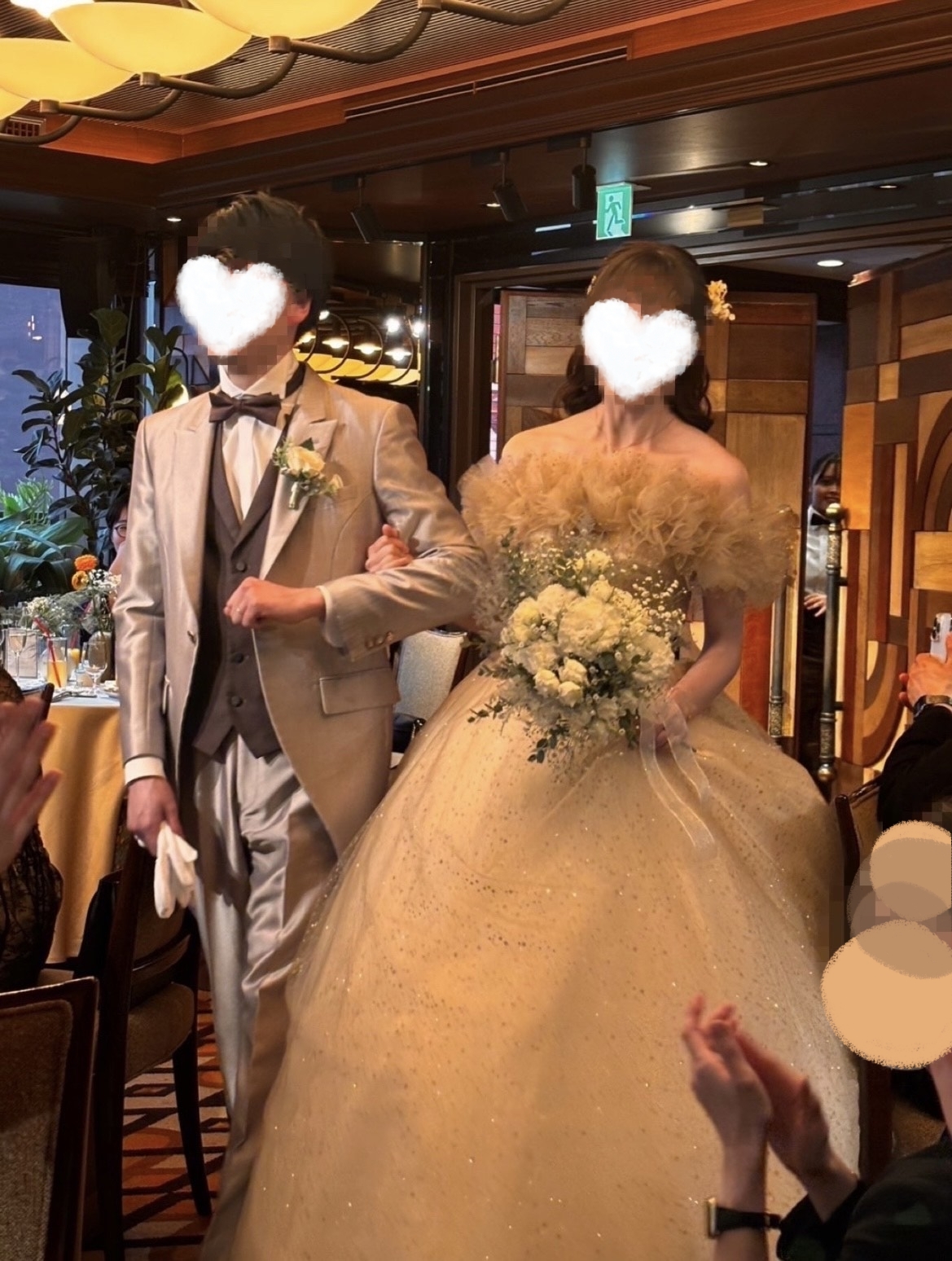実例写真！シャンパン色 カラードレス オフショルダー キラキラチュール サッシュベルト 披露宴