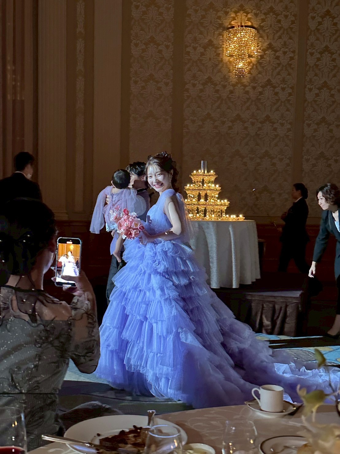 実例写真！華やか カラードレス パープル 柔らかく重ねたチュールスカート キャミソール 披露宴