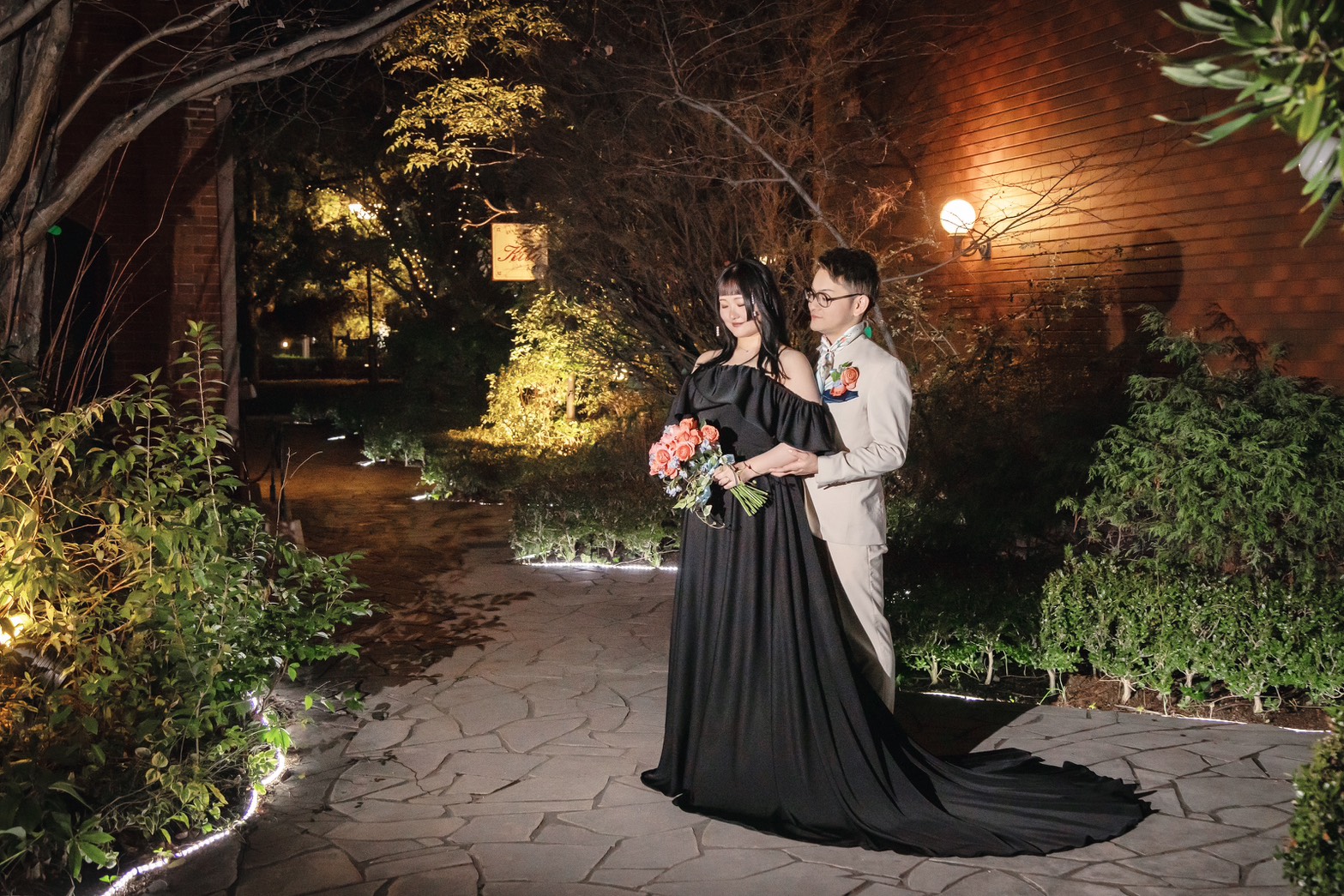 実例写真！パーティードレス ブラック オフショルダー ロングトレーン 高級イタリアサテン 花嫁 前撮り