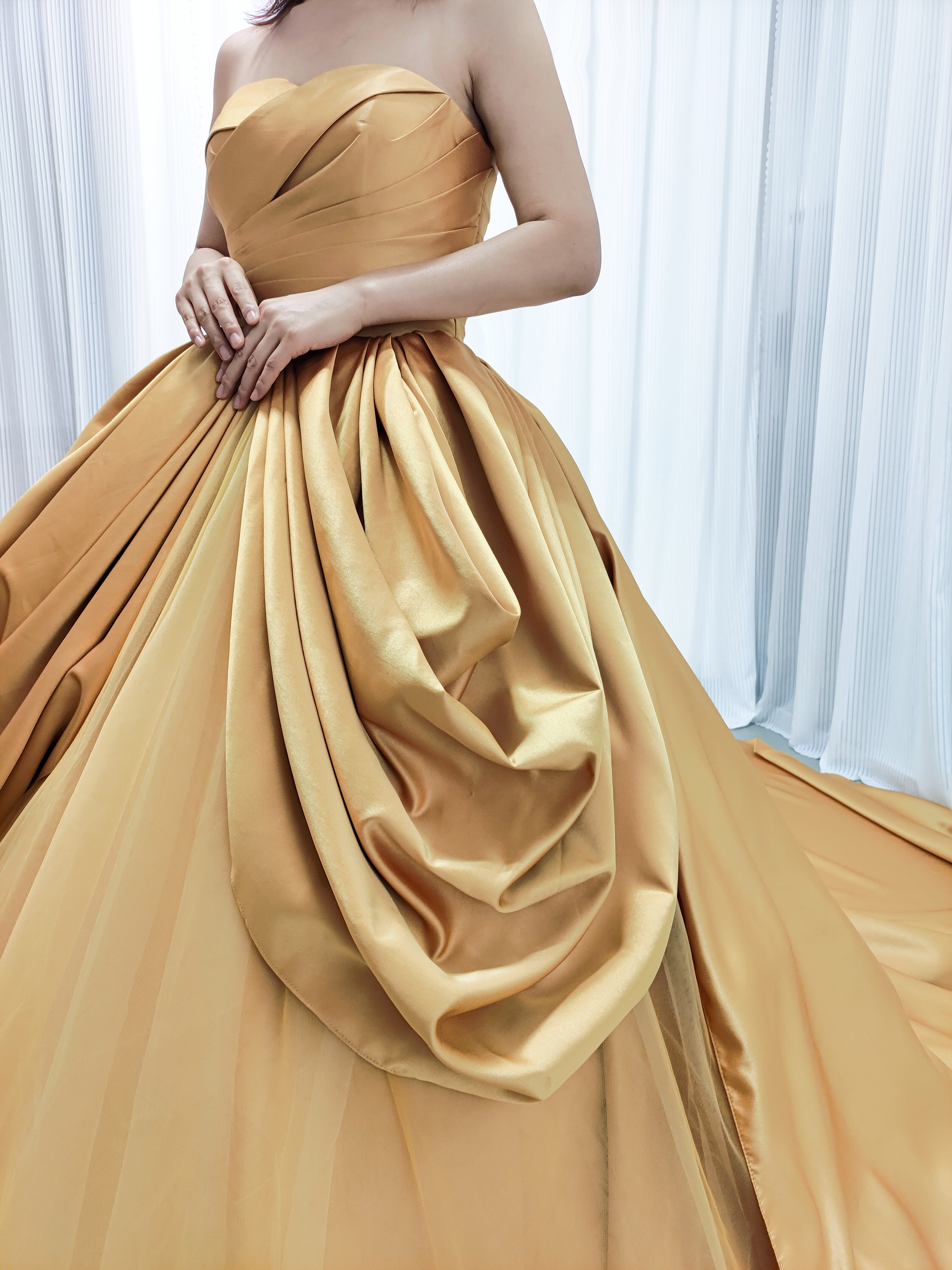 豪華！カラードレス イエロー ベアトップ 光沢サテン プリンセスライン デザイン感 編み上げ 抜群のおしゃれ見え