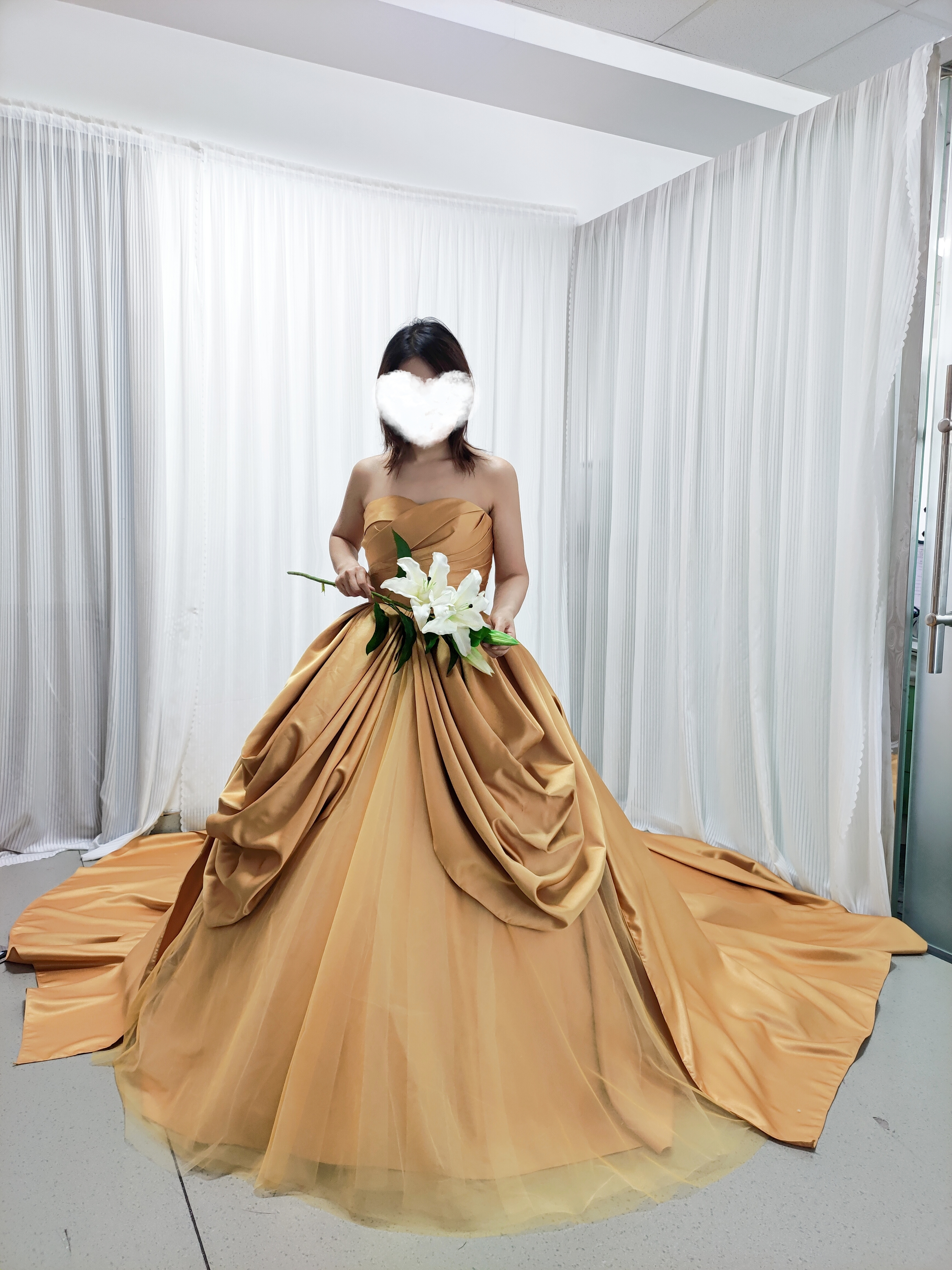 豪華！カラードレス イエロー ベアトップ 光沢サテン プリンセスライン デザイン感 編み上げ 抜群のおしゃれ見え