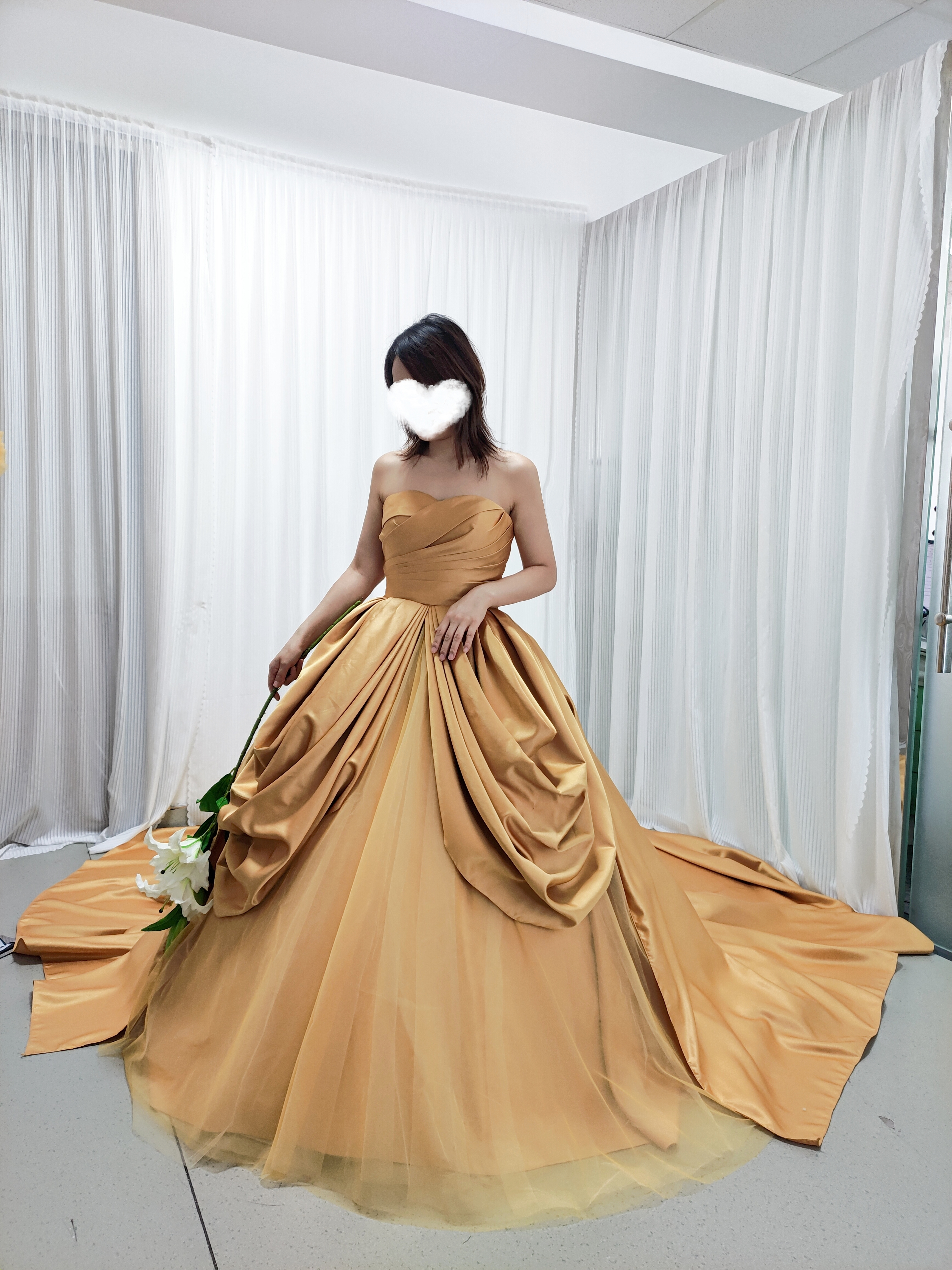 豪華！カラードレス イエロー ベアトップ 光沢サテン プリンセスライン デザイン感 編み上げ 抜群のおしゃれ見え