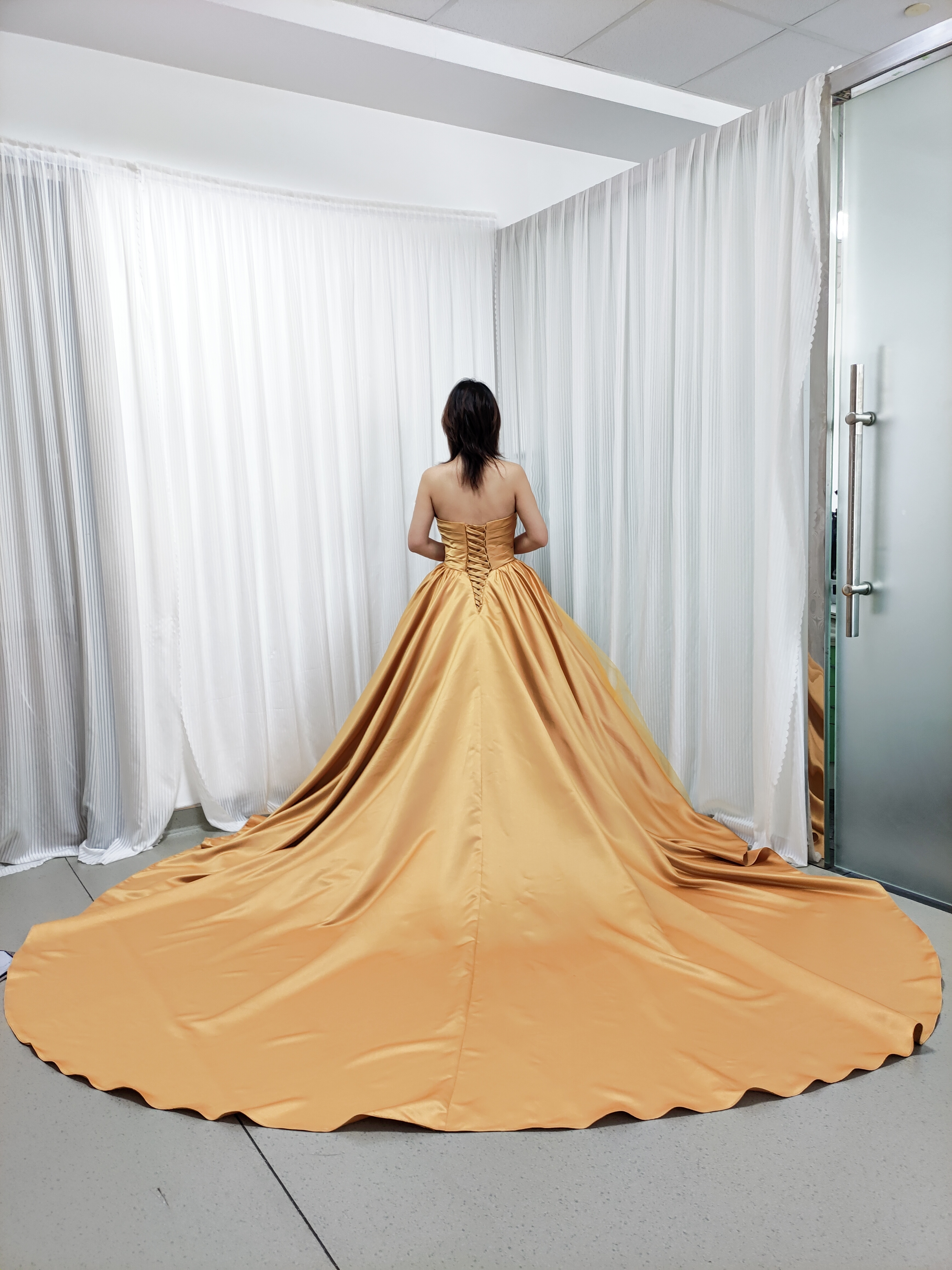 豪華！カラードレス イエロー ベアトップ 光沢サテン プリンセスライン デザイン感 編み上げ 抜群のおしゃれ見え