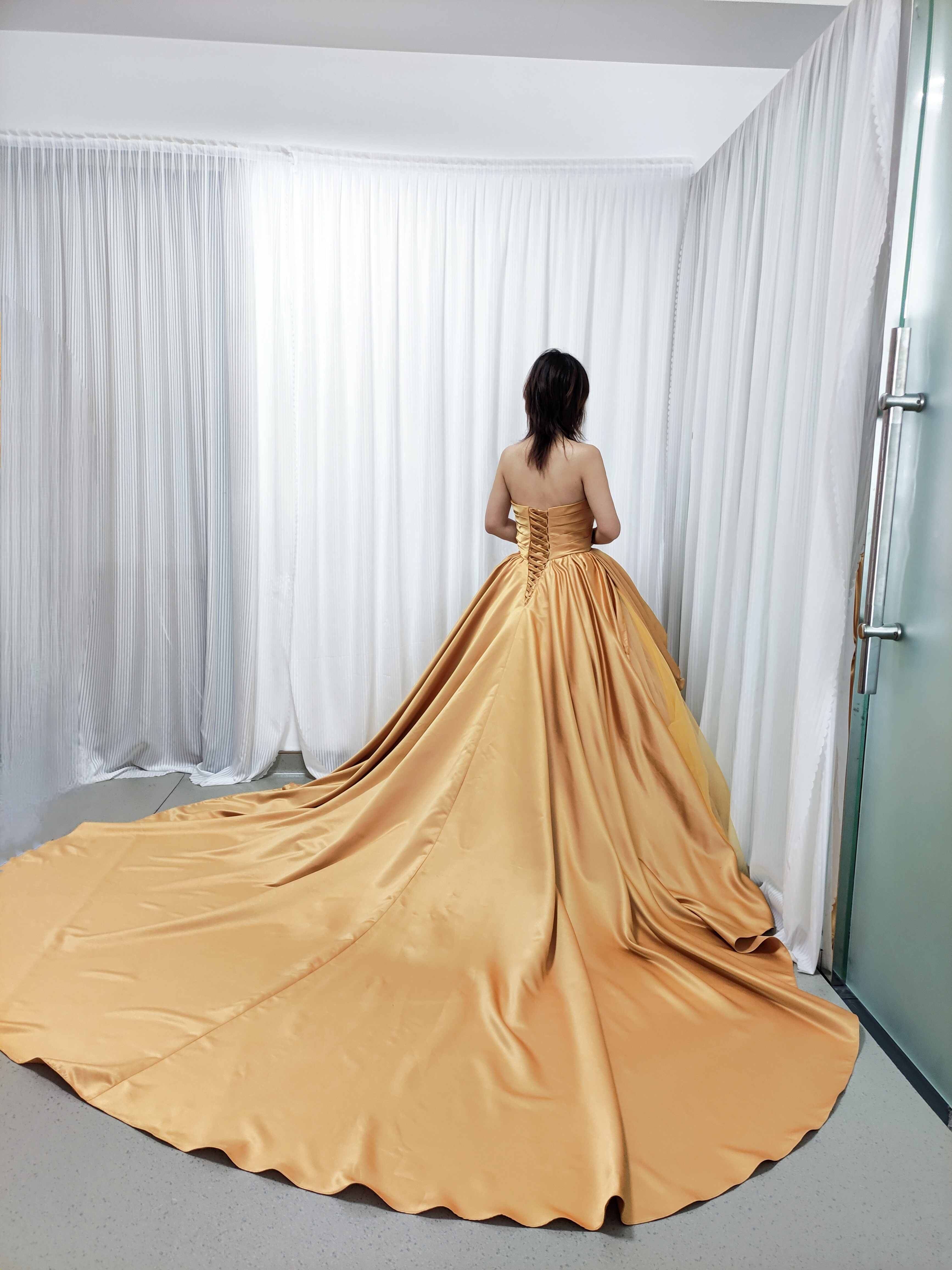 豪華！カラードレス イエロー ベアトップ 光沢サテン プリンセスライン デザイン感 編み上げ 抜群のおしゃれ見え