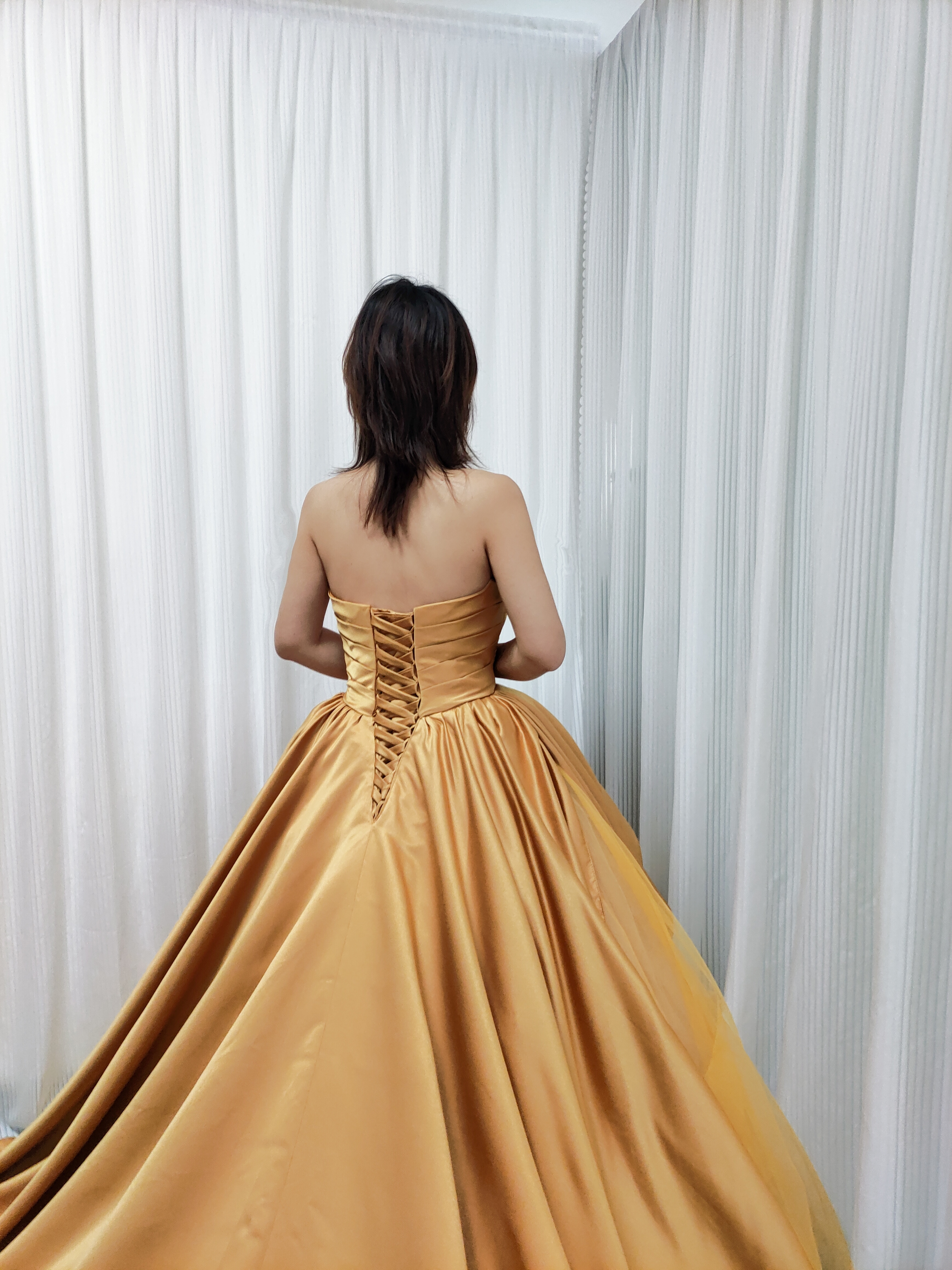 豪華！カラードレス イエロー ベアトップ 光沢サテン プリンセスライン デザイン感 編み上げ 抜群のおしゃれ見え