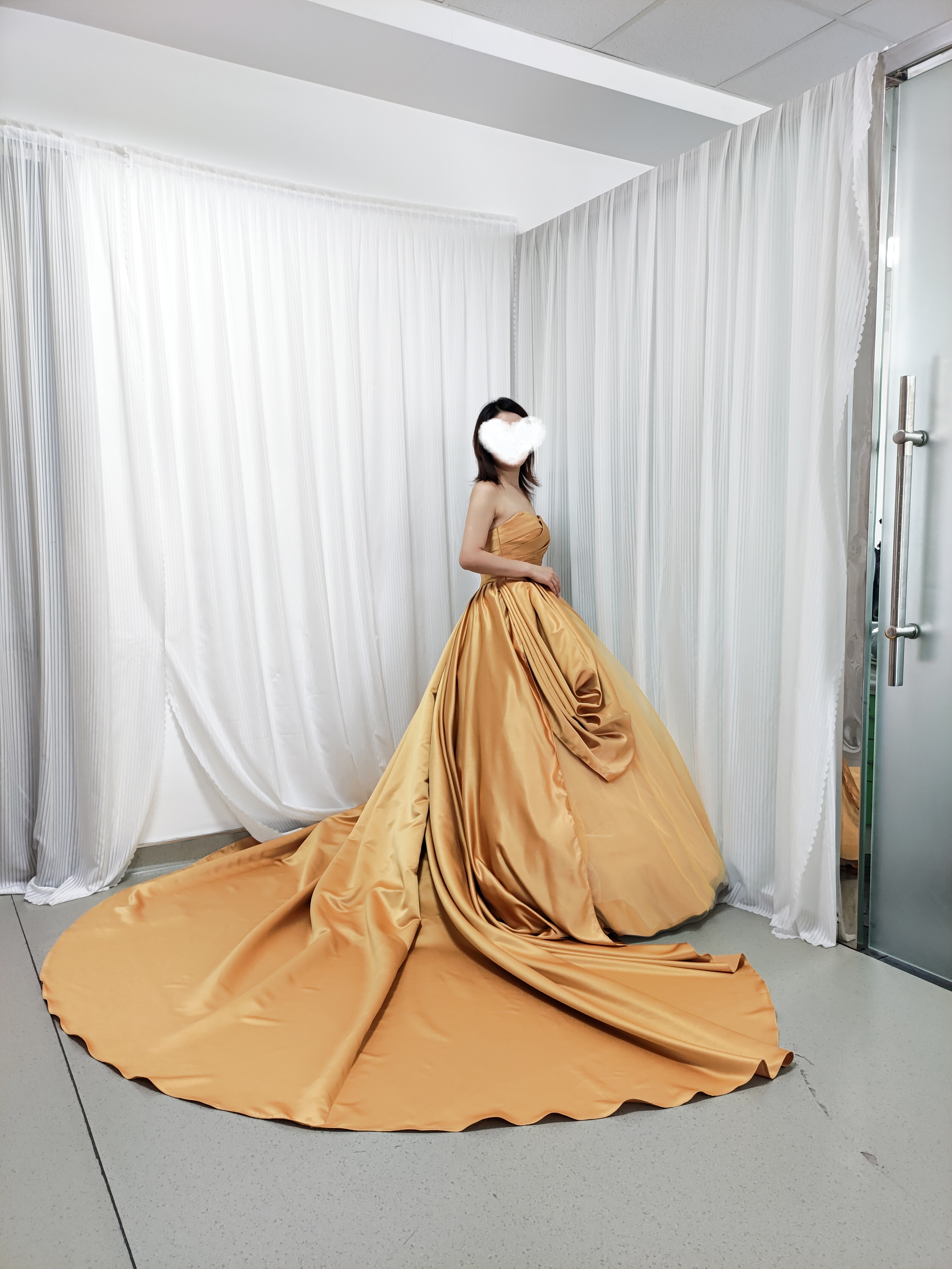 豪華！カラードレス イエロー ベアトップ 光沢サテン プリンセスライン デザイン感 編み上げ 抜群のおしゃれ見え