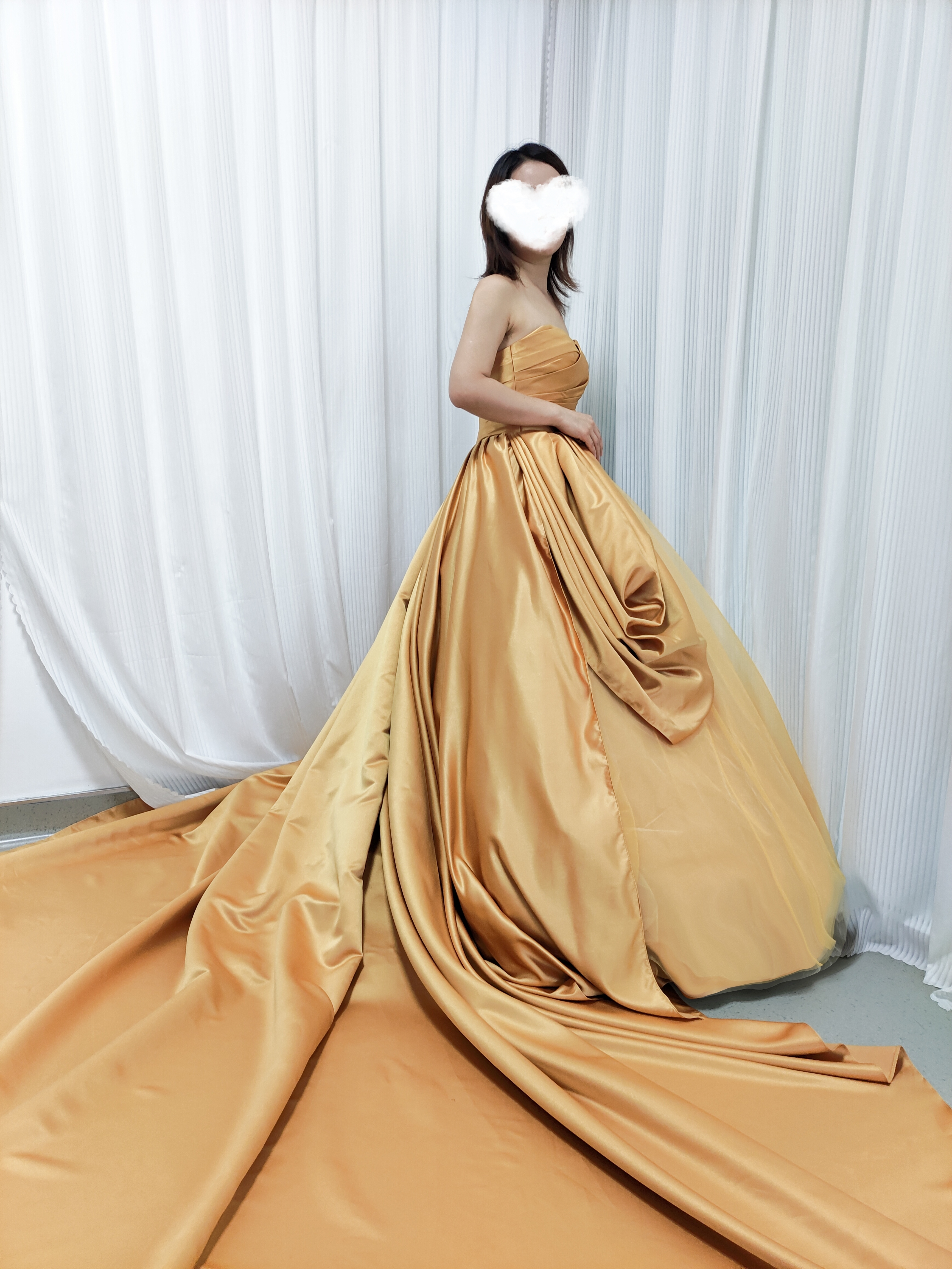 豪華！カラードレス イエロー ベアトップ 光沢サテン プリンセスライン デザイン感 編み上げ 抜群のおしゃれ見え