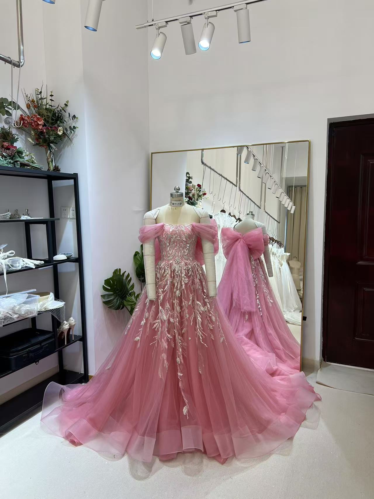 華やか カラードレス ビビッドピンク ふっくら柔らかなバックリボン キラキラ光る刺繍 オフショルダー 結婚式