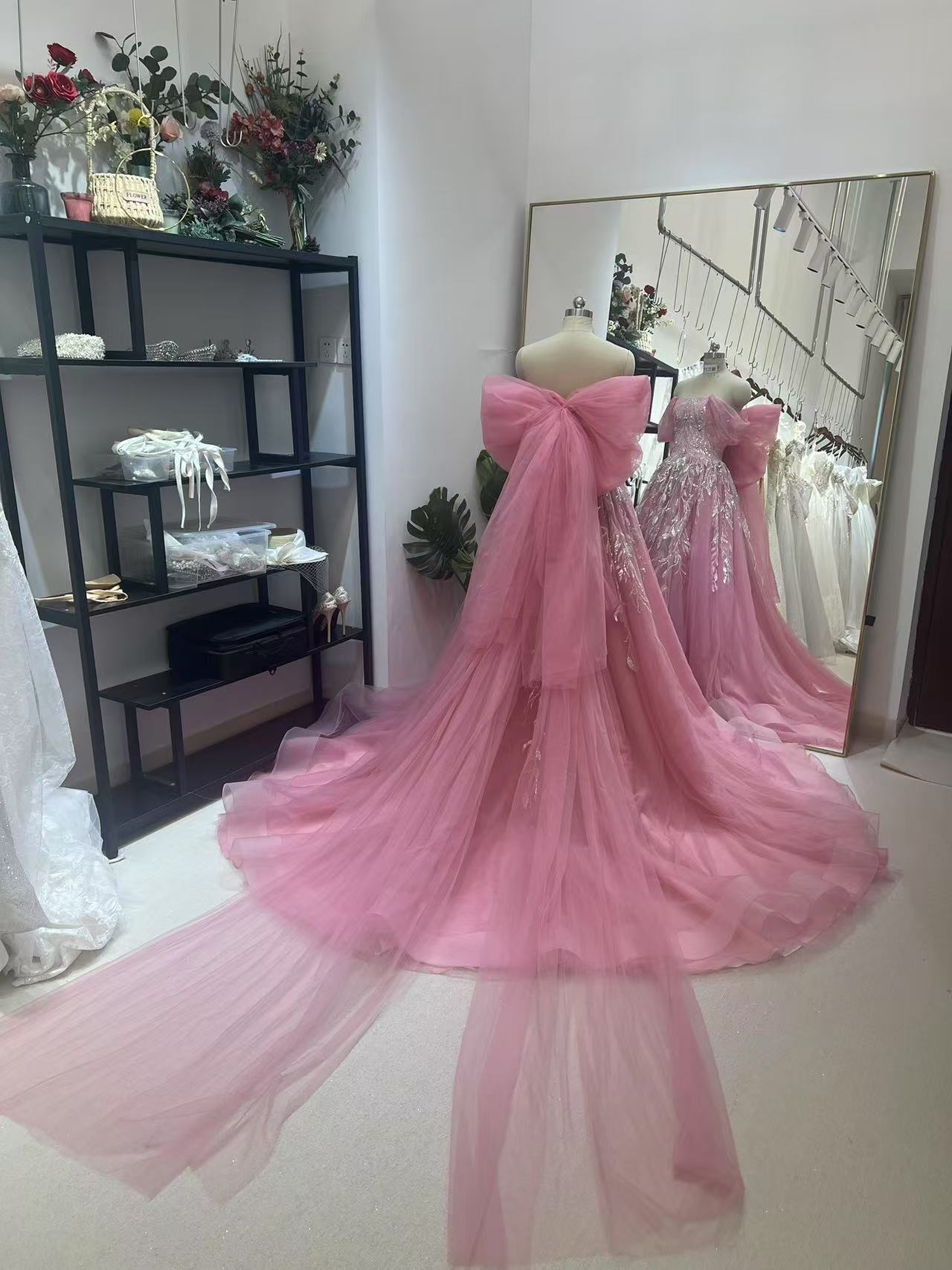 ふんわりバックリボンのみ ふわふわ ビビッドピンク ボリュームトレーンのみ　ドレスアレンジ　色オーダー可能