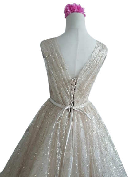 カラードレス 薄シャンパンの色 Vネックドレス ノースリーブ 編み上げ キラキラグリッターチュール ブライダル