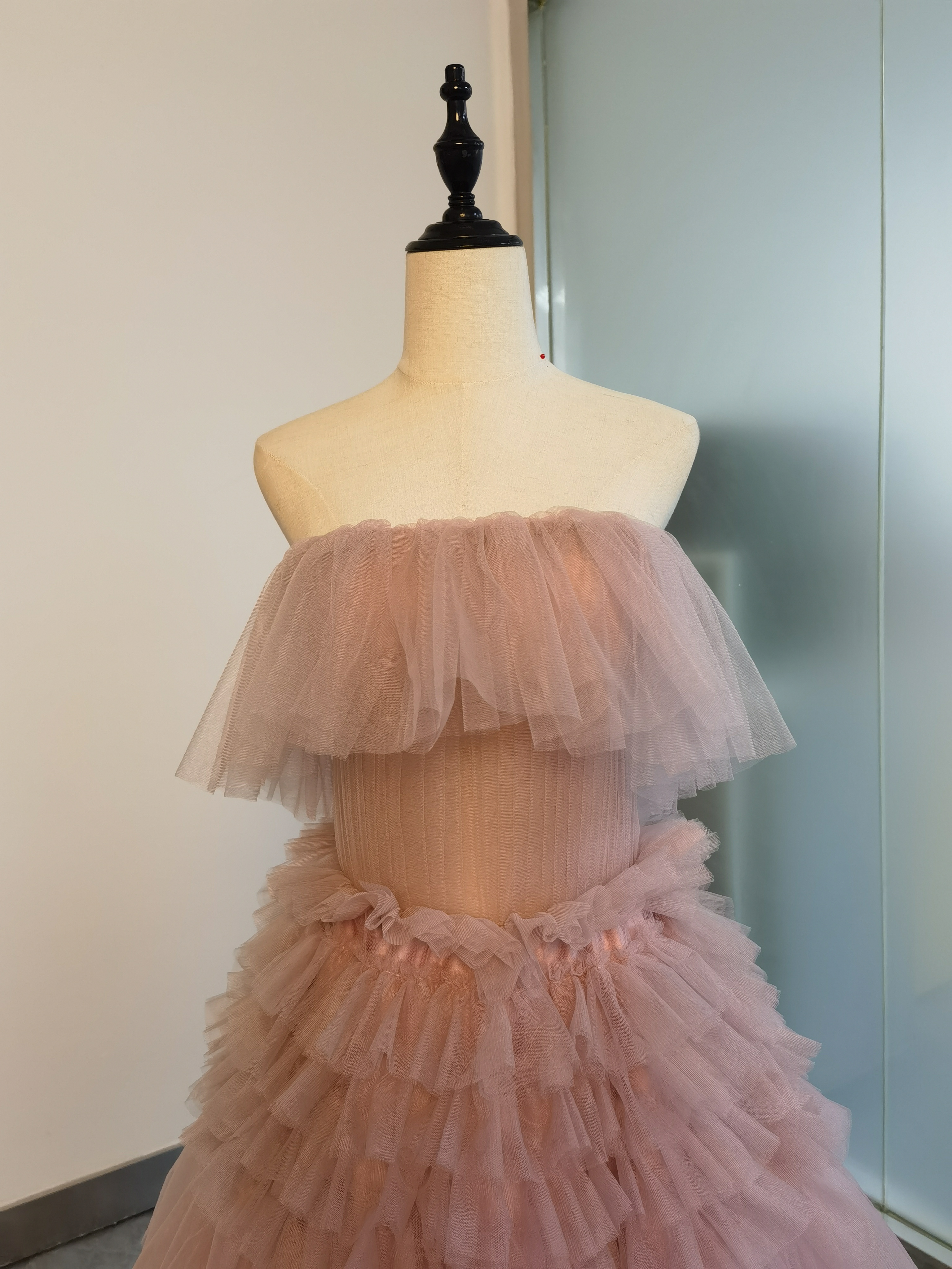 高品質！ピンク カラードレス 柔らかく重ねたチュールスカート ベアトップ トレーン 前撮り