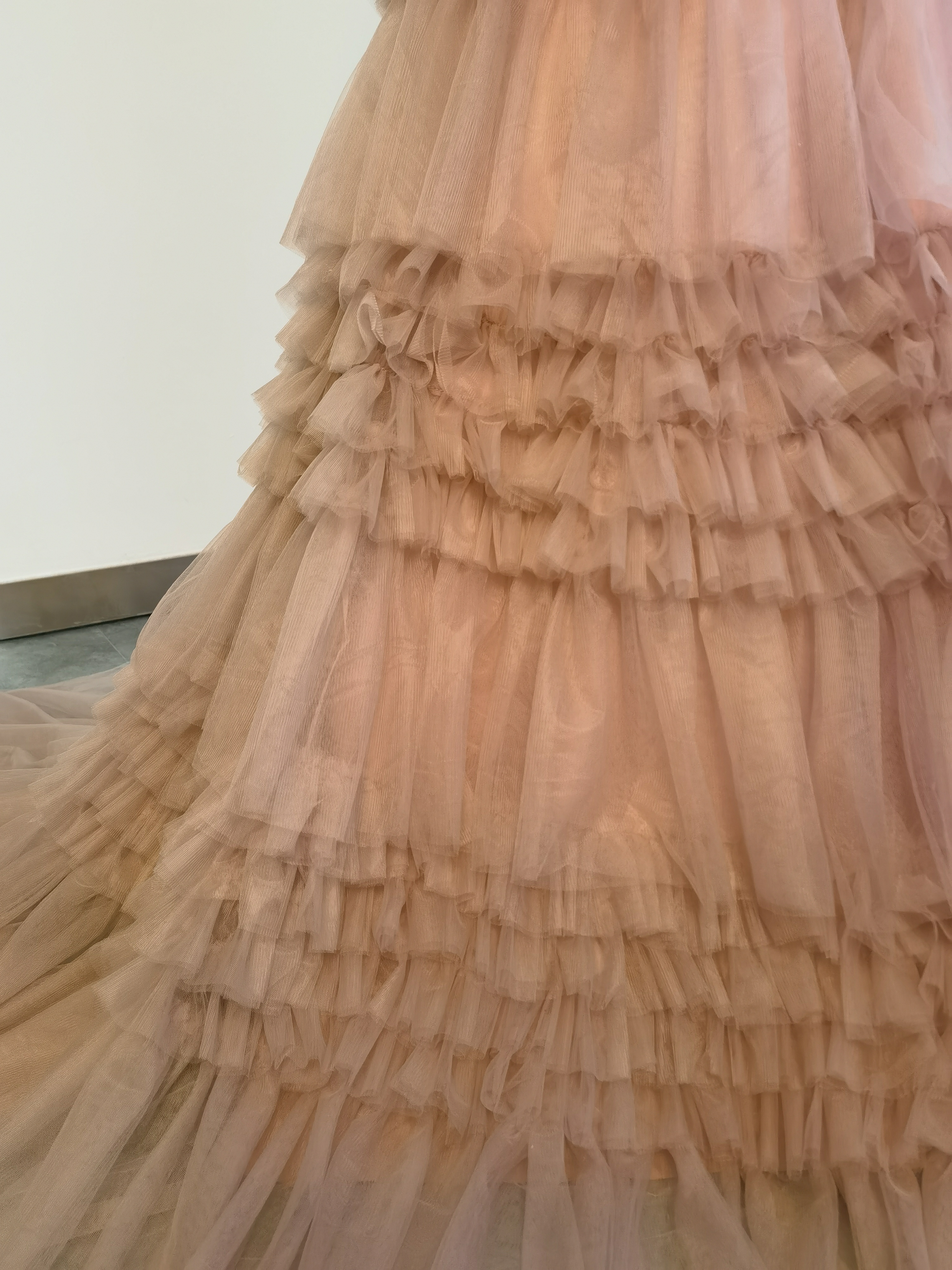 高品質！ピンク カラードレス 柔らかく重ねたチュールスカート ベアトップ トレーン 前撮り