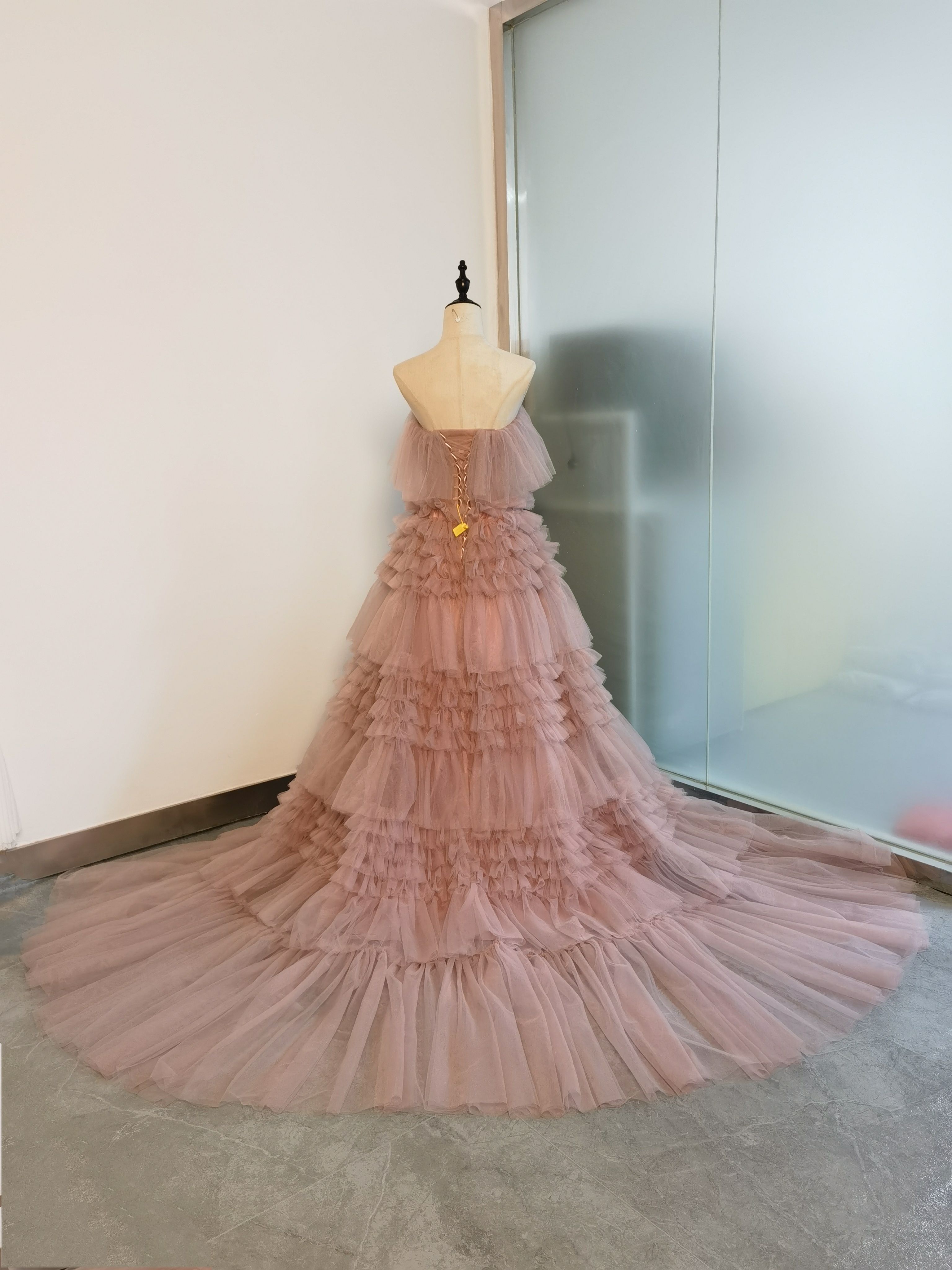 高品質！ピンク カラードレス 柔らかく重ねたチュールスカート ベアトップ トレーン 前撮り