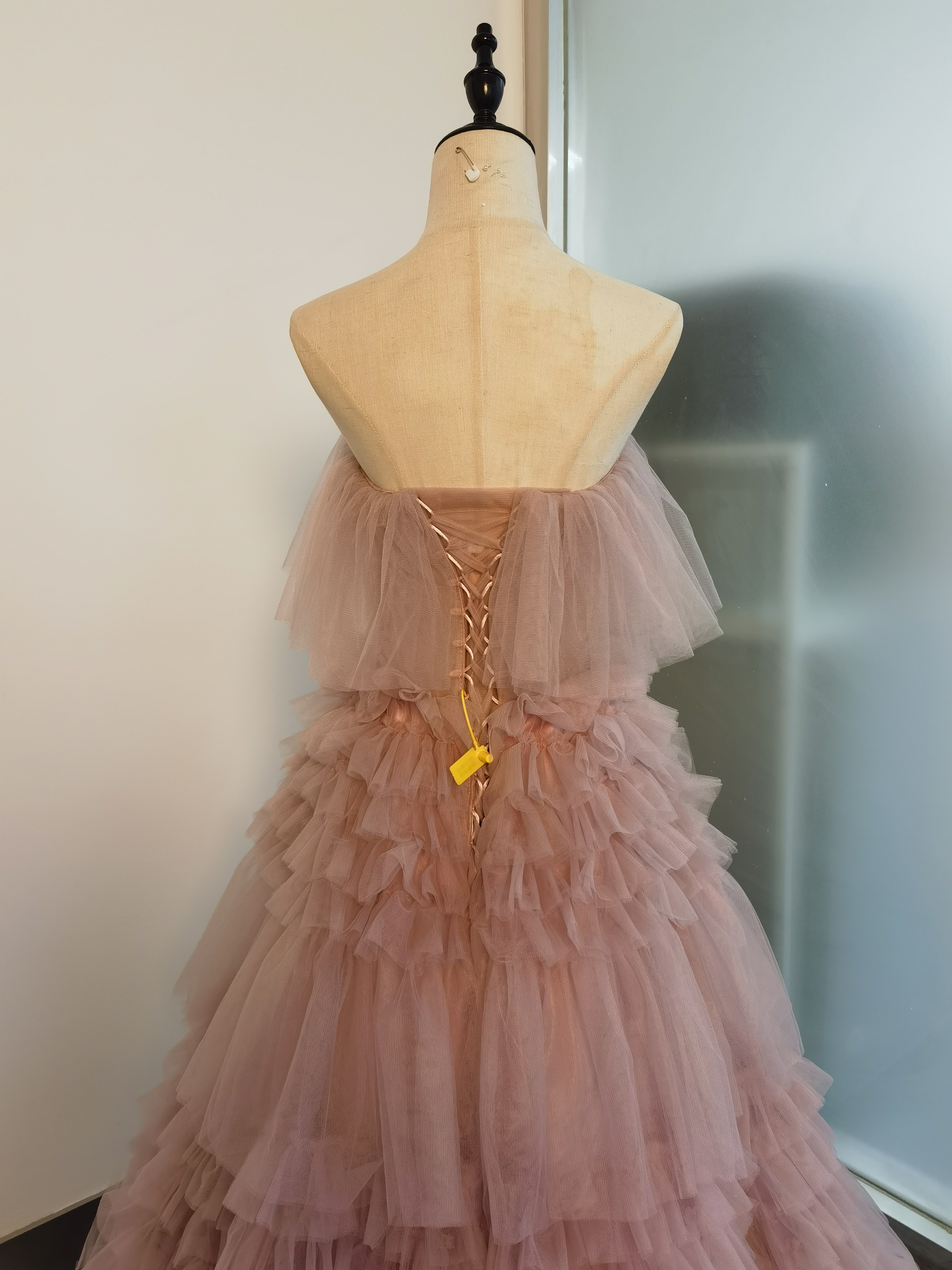 高品質！ピンク カラードレス 柔らかく重ねたチュールスカート ベアトップ トレーン 前撮り