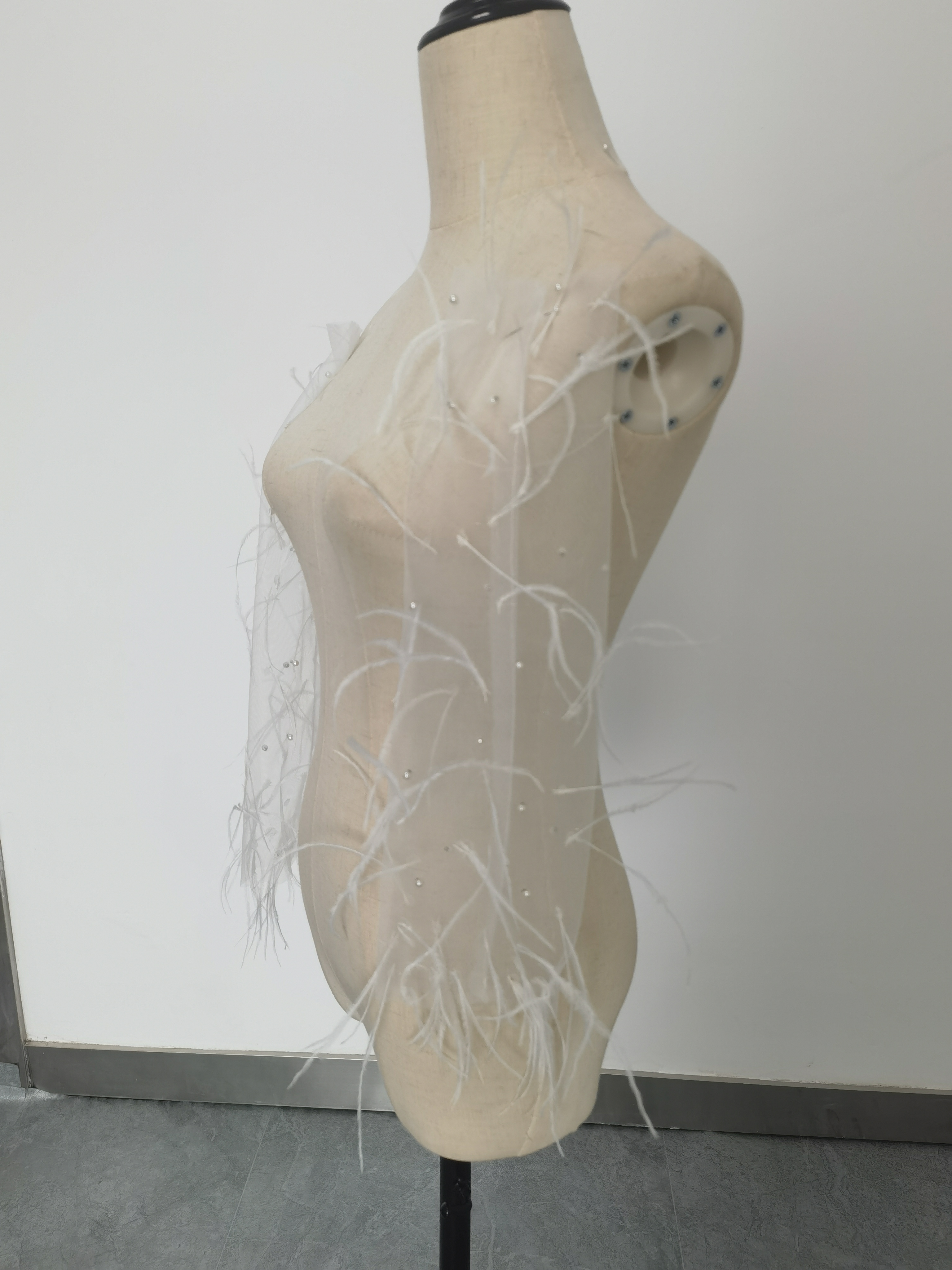 ウェディングドレスグローブ フェザー ビーズ ロングスリーブ ブライダル