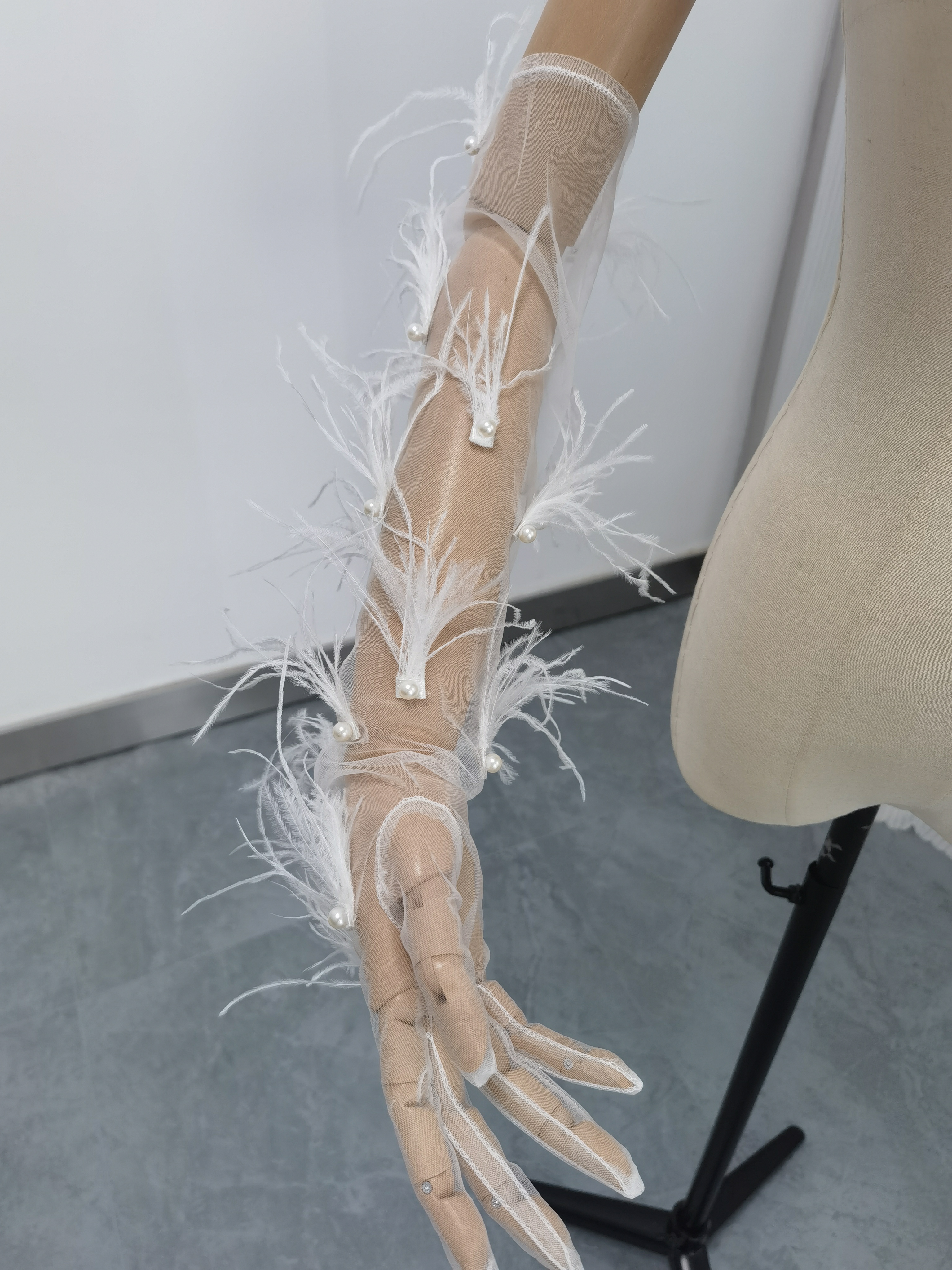 ウェディングドレス 長袖 ボレロ ハイネック フェザー くるみボタン 二次会 花嫁