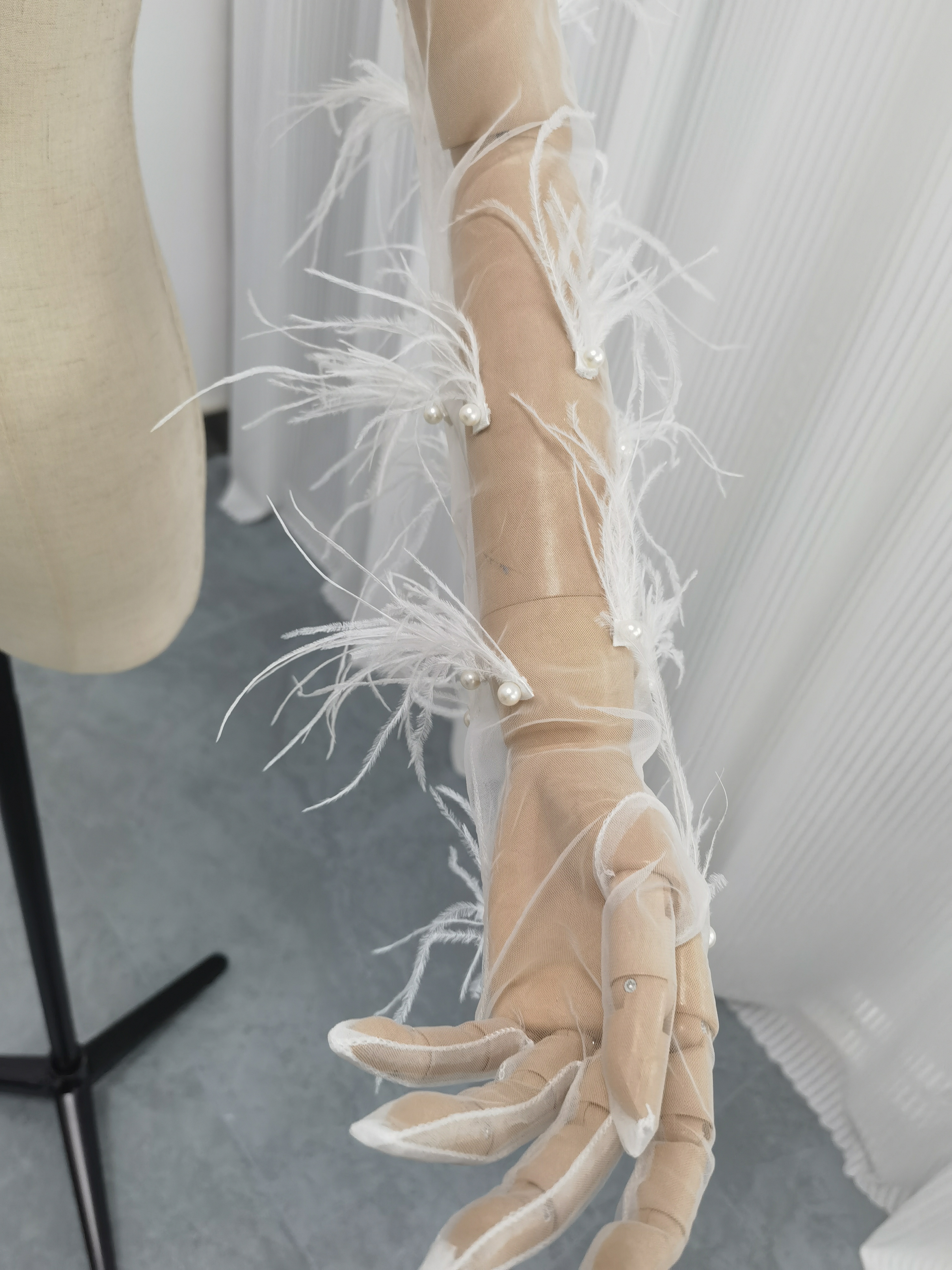 ウェディングドレス 長袖 ボレロ ハイネック フェザー くるみボタン 二次会 花嫁