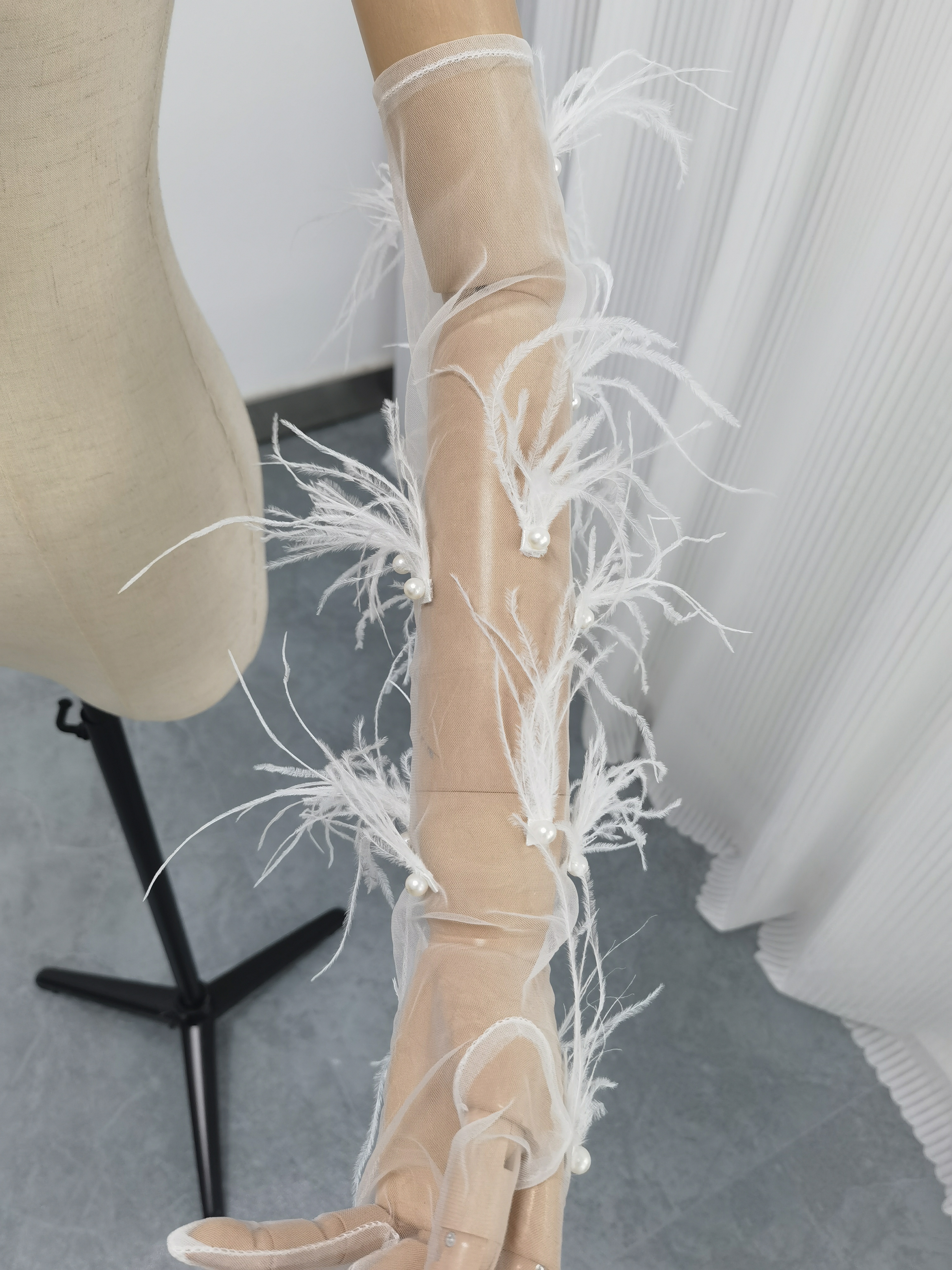 ウェディングドレス 長袖 ボレロ ハイネック フェザー くるみボタン 二次会 花嫁