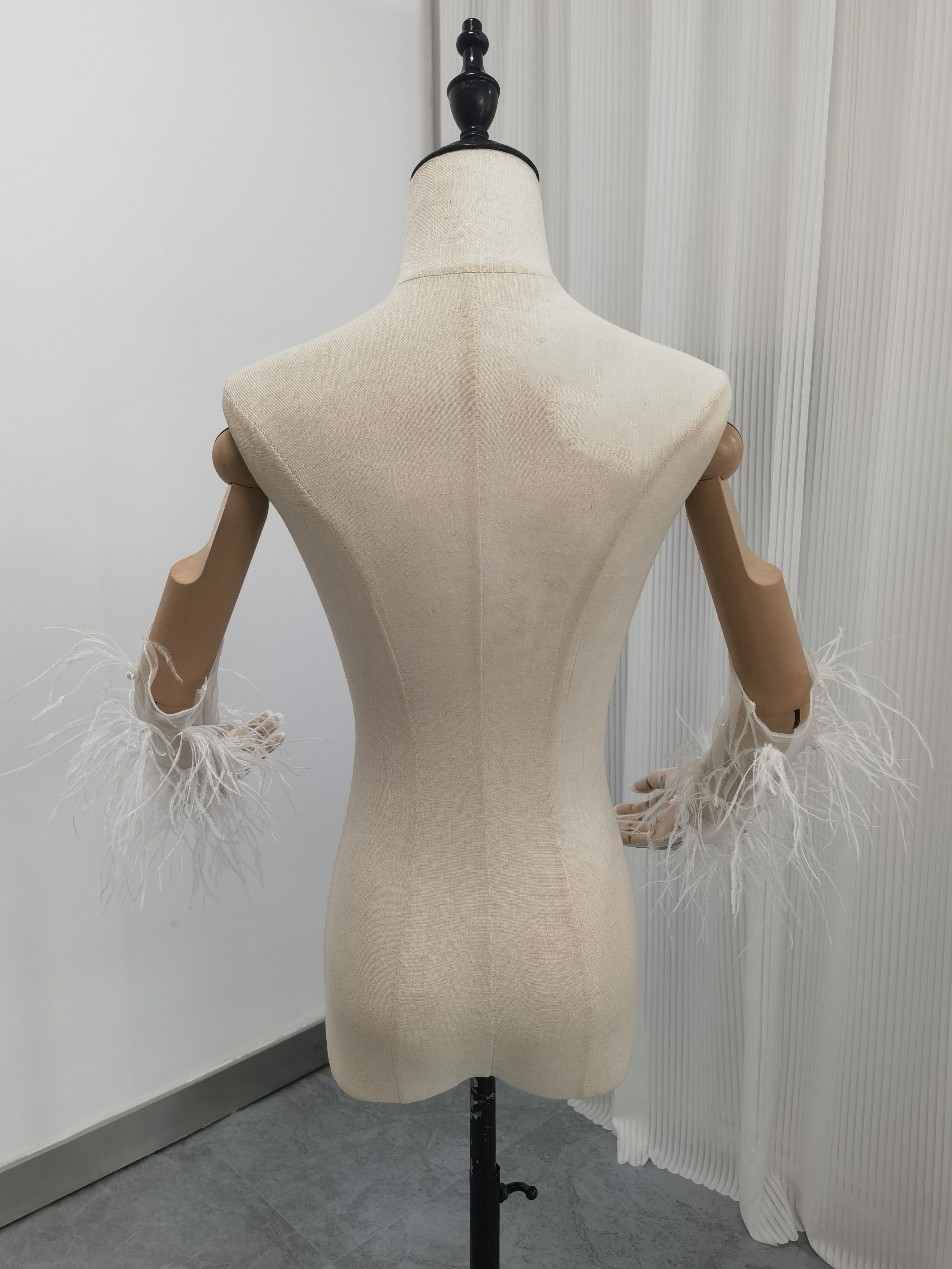 ウェディングドレス 長袖 ボレロ ハイネック フェザー くるみボタン 二次会 花嫁