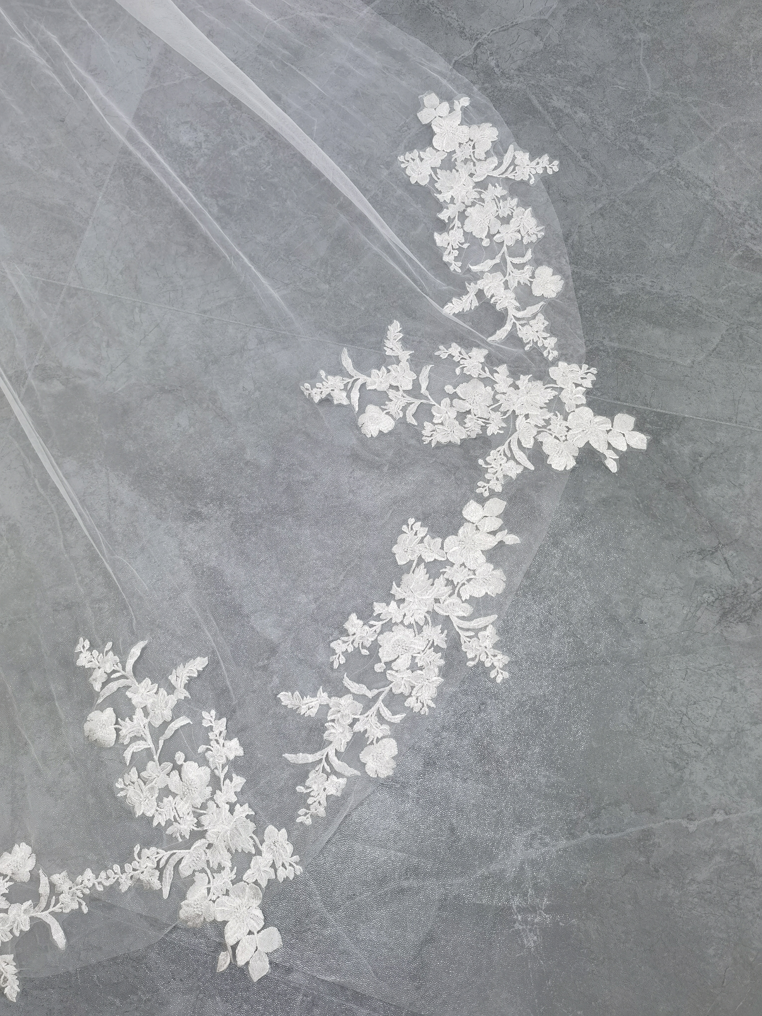 ロングベール 流れる透け花レース 披露宴/結婚式 ウェディングドレス 色直し