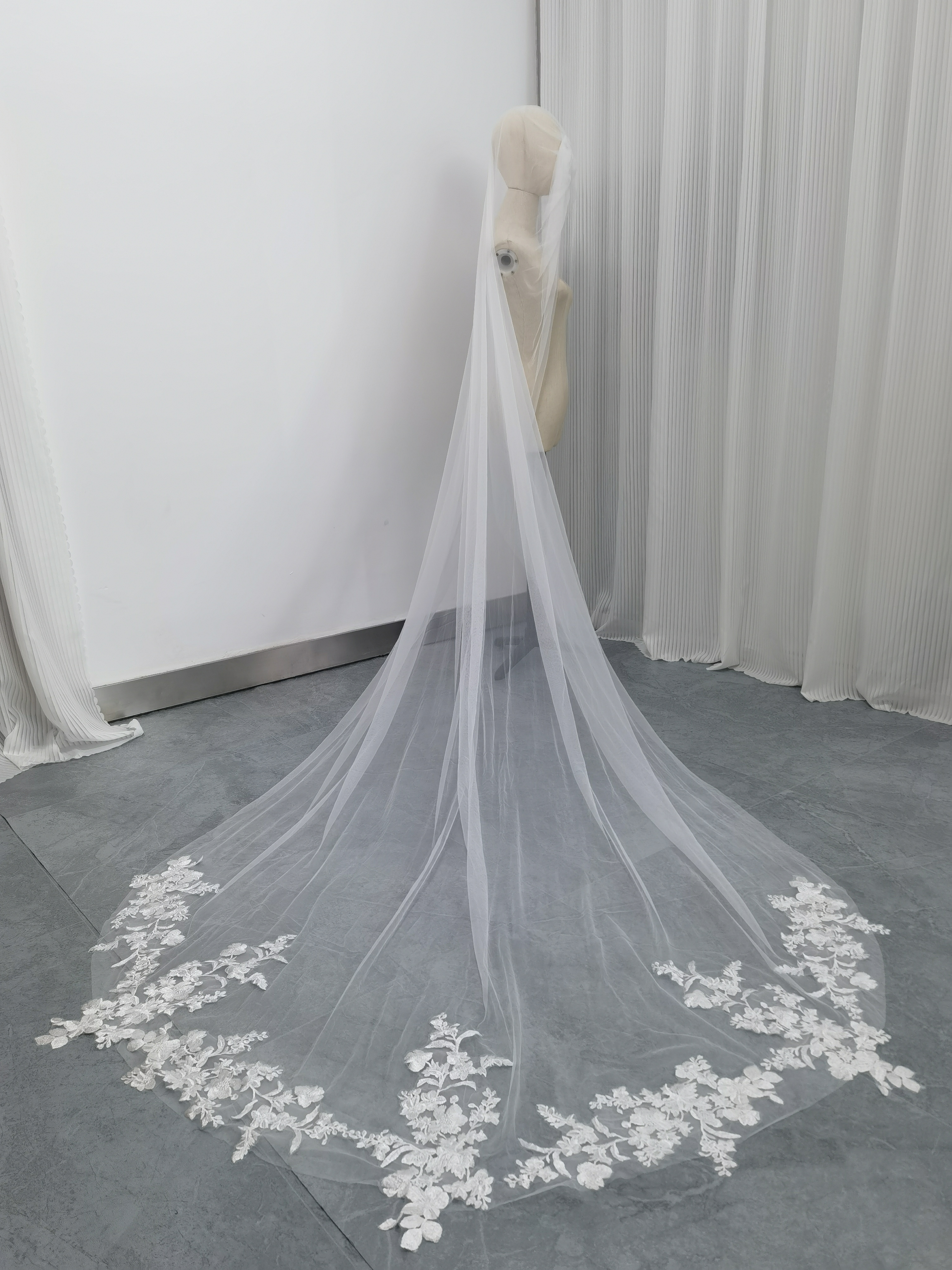 ロングベール 流れる透け花レース 披露宴/結婚式 ウェディングドレス 色直し