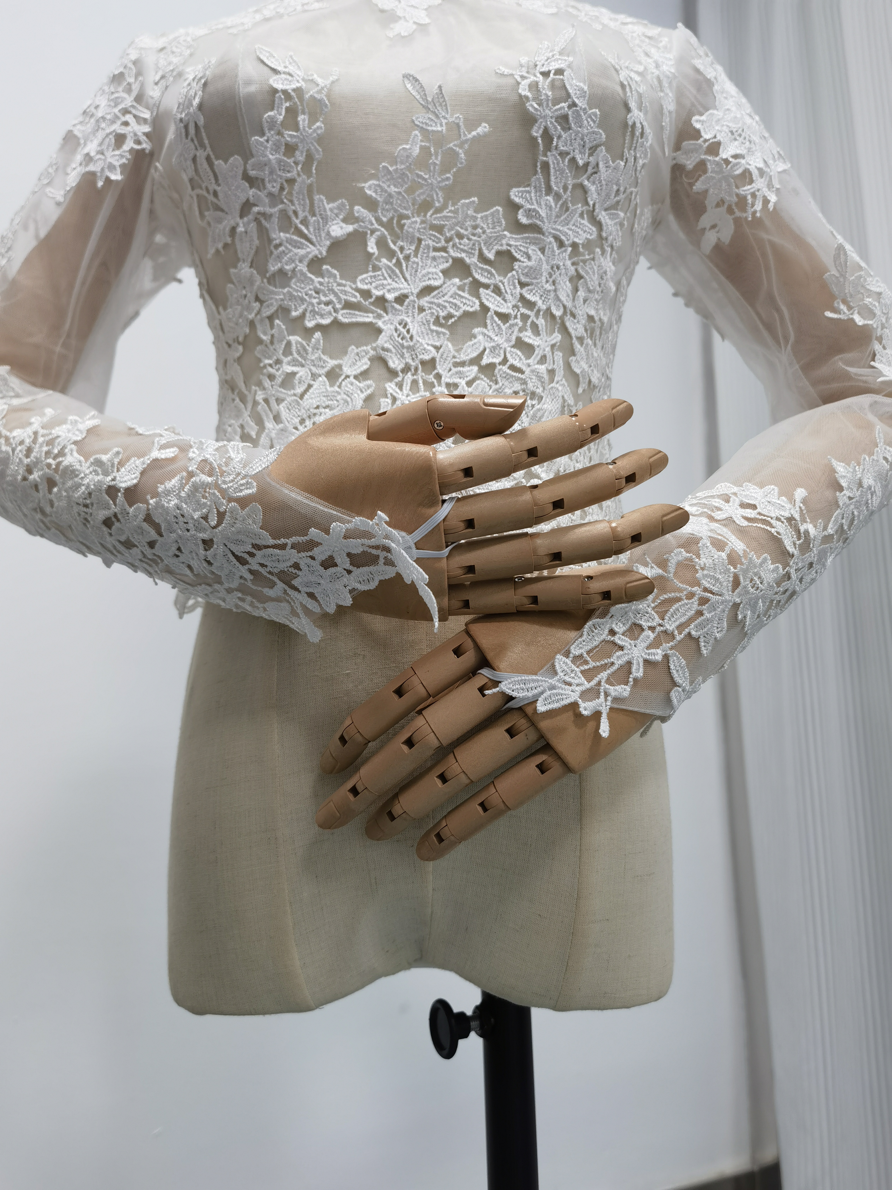 手の甲までカバーするトップス ブラウス 抑えめのハイネック くるみボタン ウエディングドレスアレンジ用ボレロ