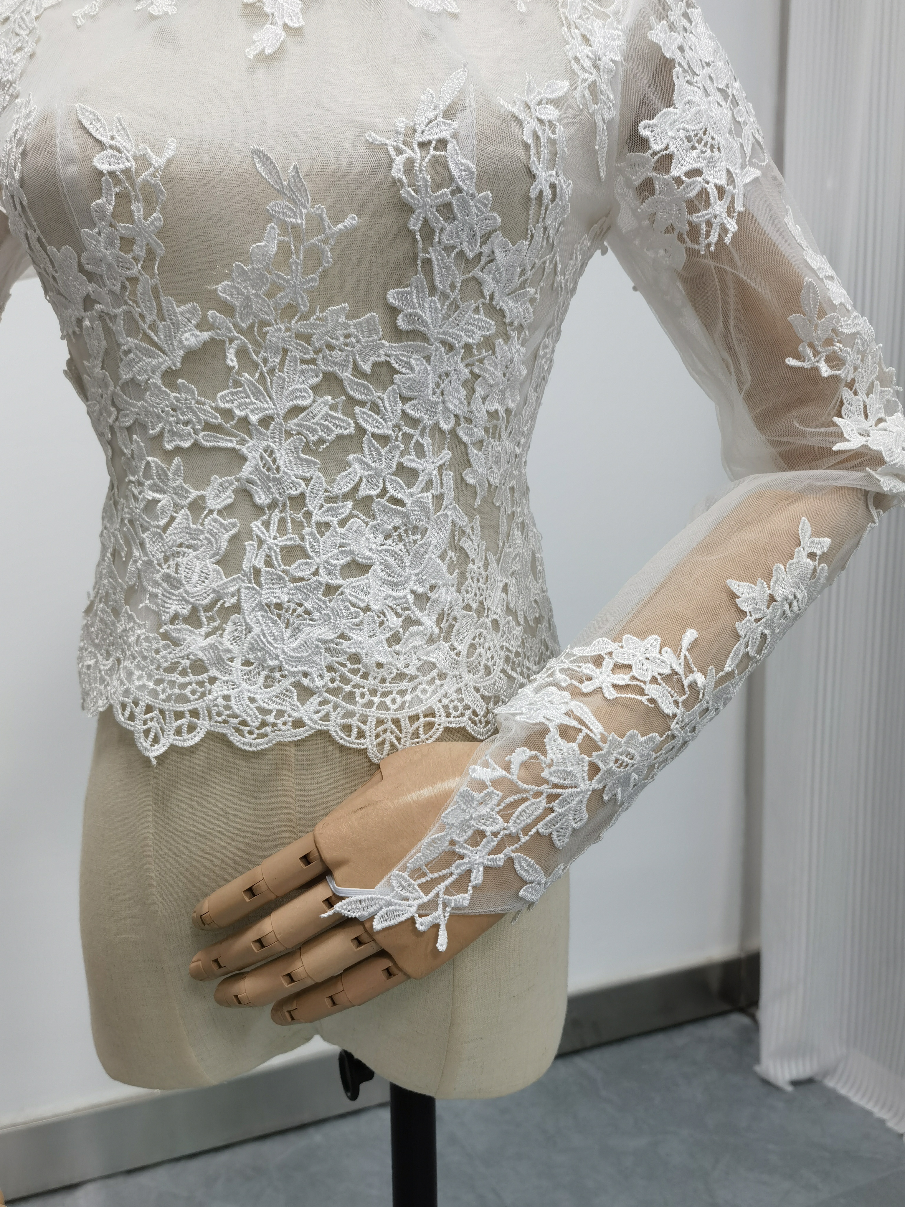 手の甲までカバーするトップス ブラウス 抑えめのハイネック くるみボタン ウエディングドレスアレンジ用ボレロ