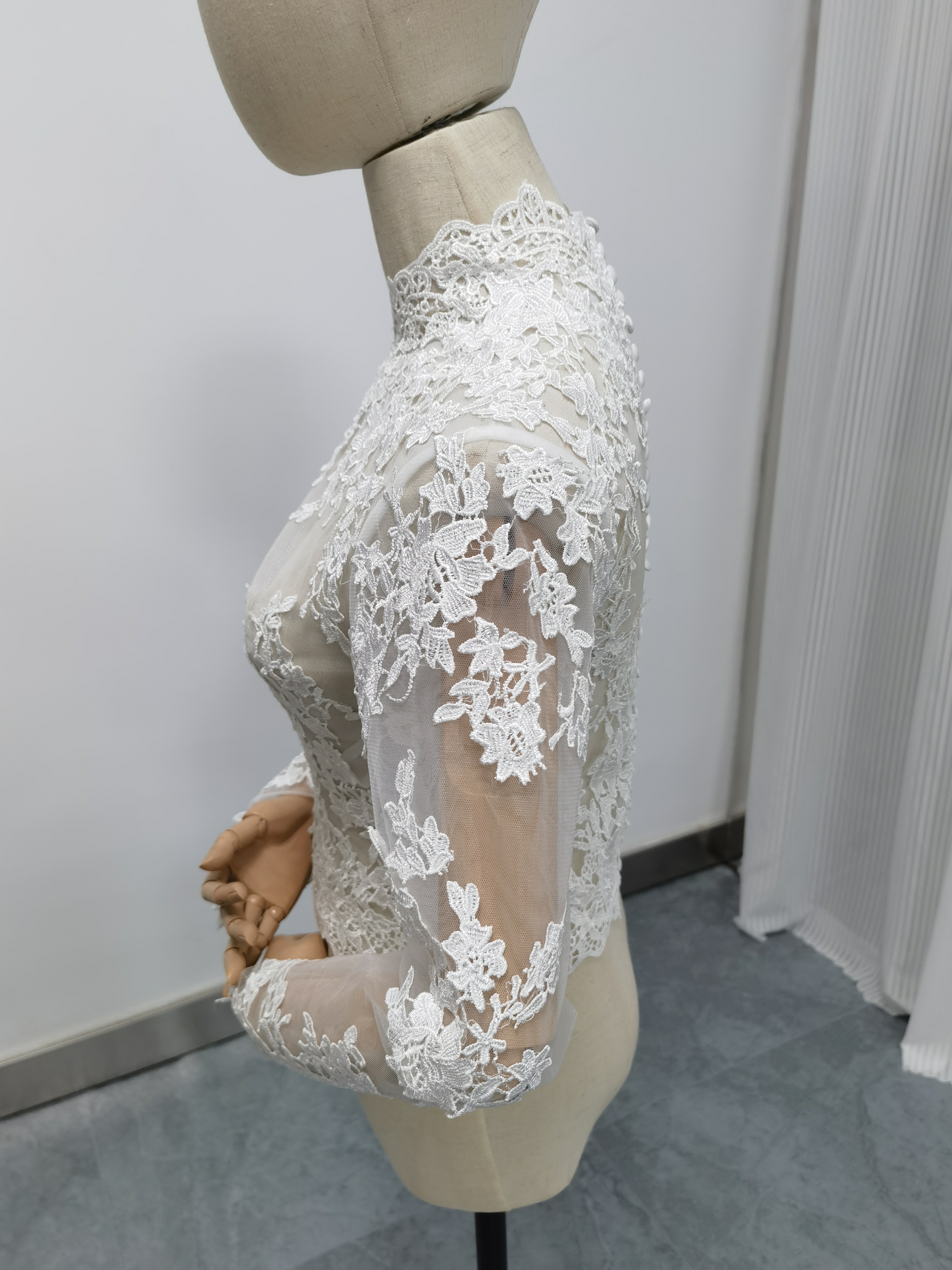 手の甲までカバーするトップス ブラウス 抑えめのハイネック くるみボタン ウエディングドレスアレンジ用ボレロ