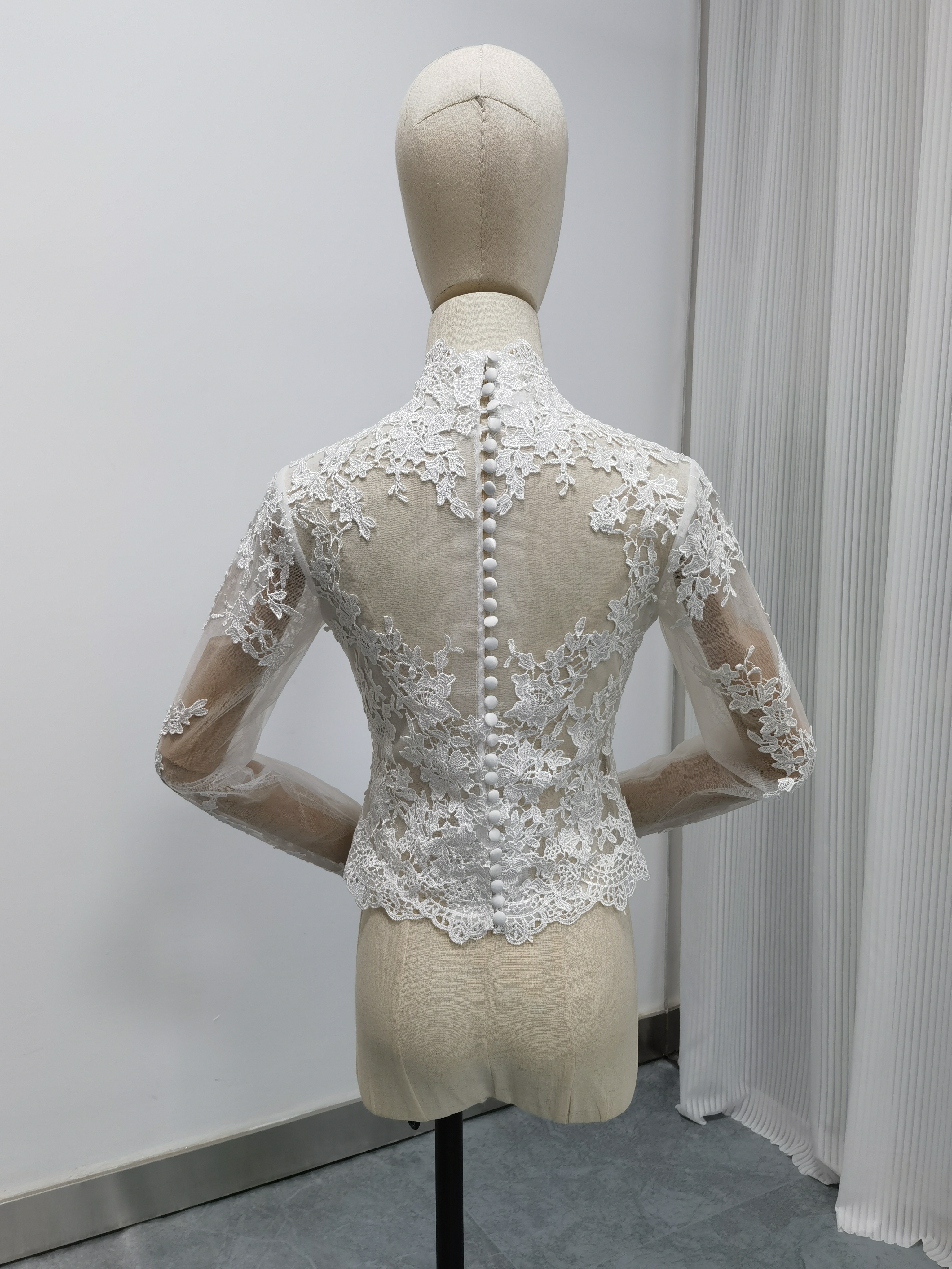 手の甲までカバーするトップス ブラウス 抑えめのハイネック くるみボタン ウエディングドレスアレンジ用ボレロ