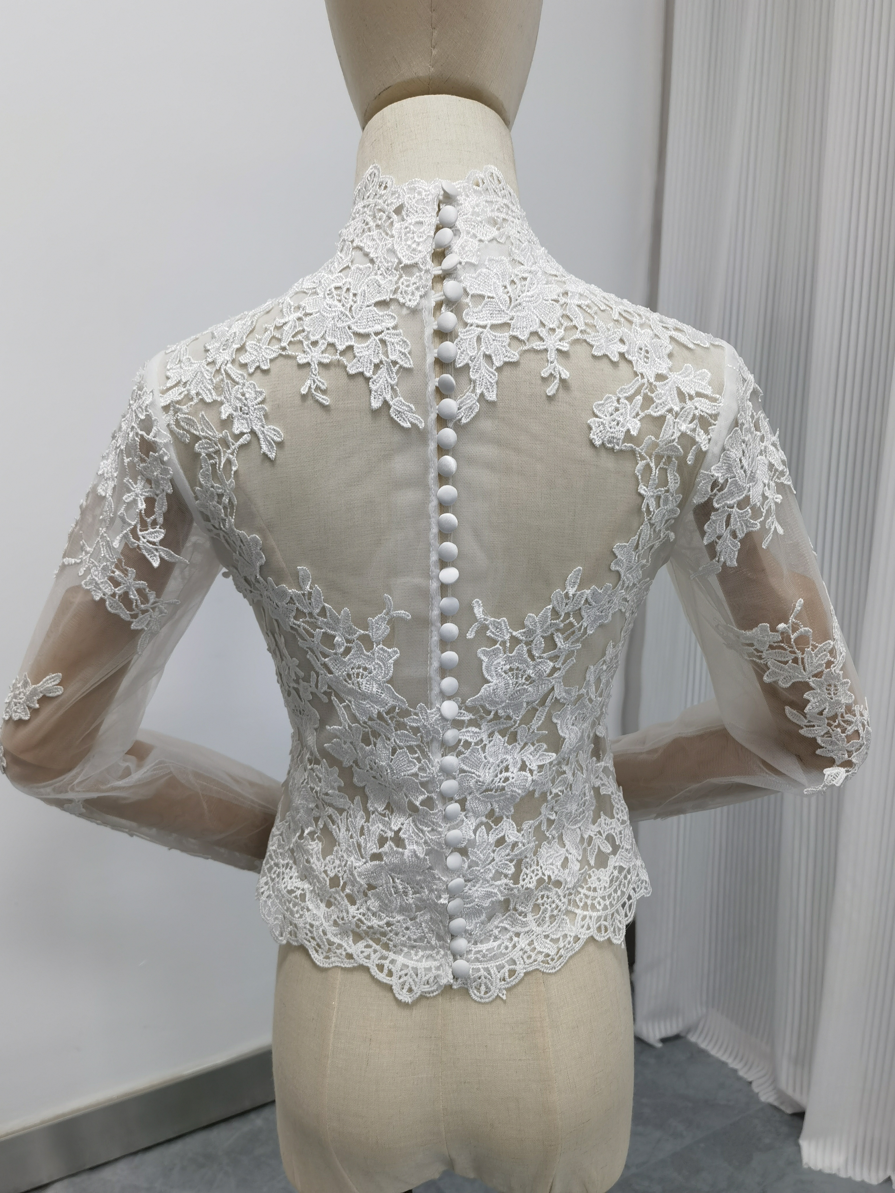 手の甲までカバーするトップス ブラウス 抑えめのハイネック くるみボタン ウエディングドレスアレンジ用ボレロ