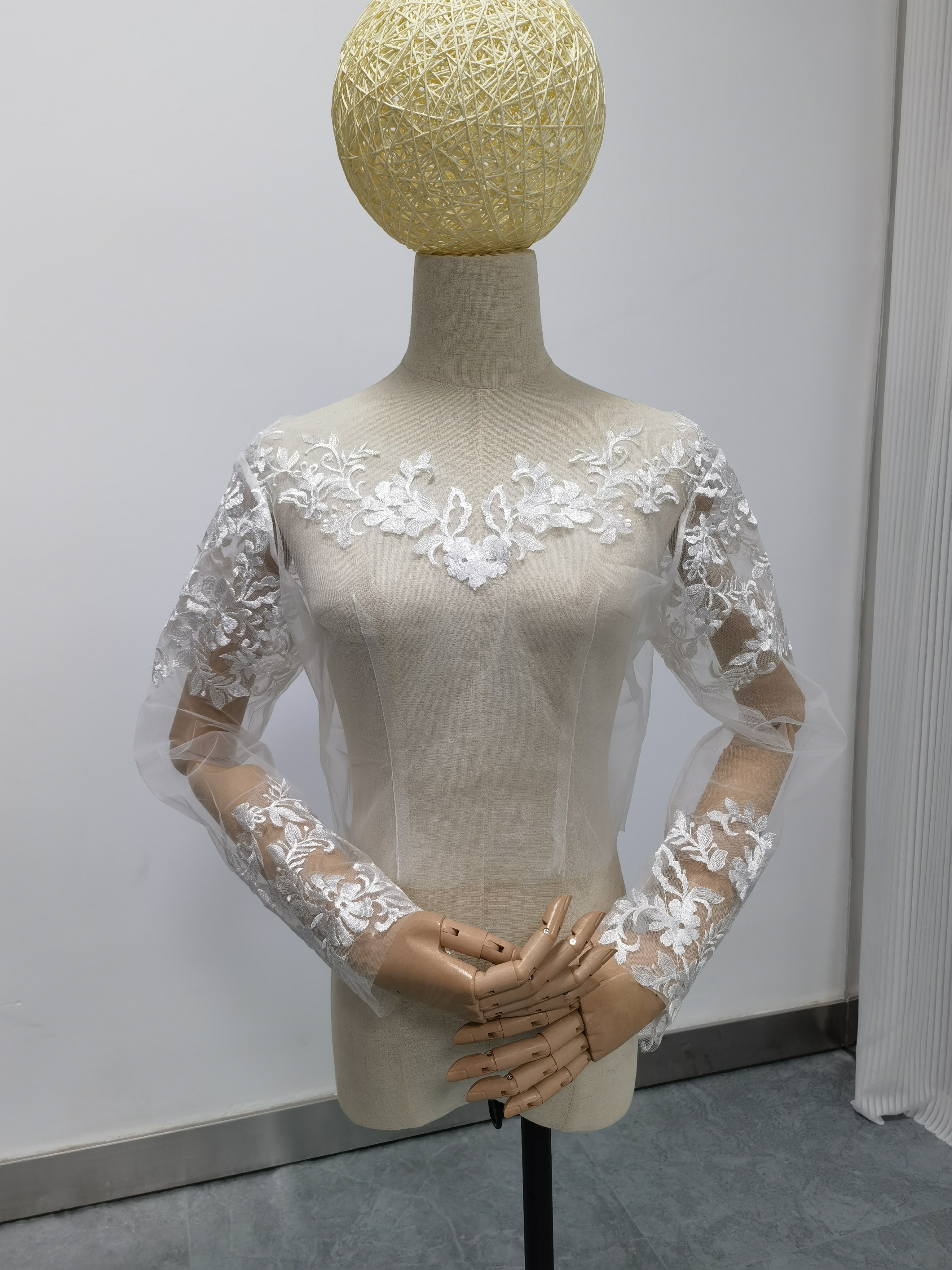 流れる透け花レース ボレロ ロングスリーブ Vネック くるみボタン ウェディングドレス