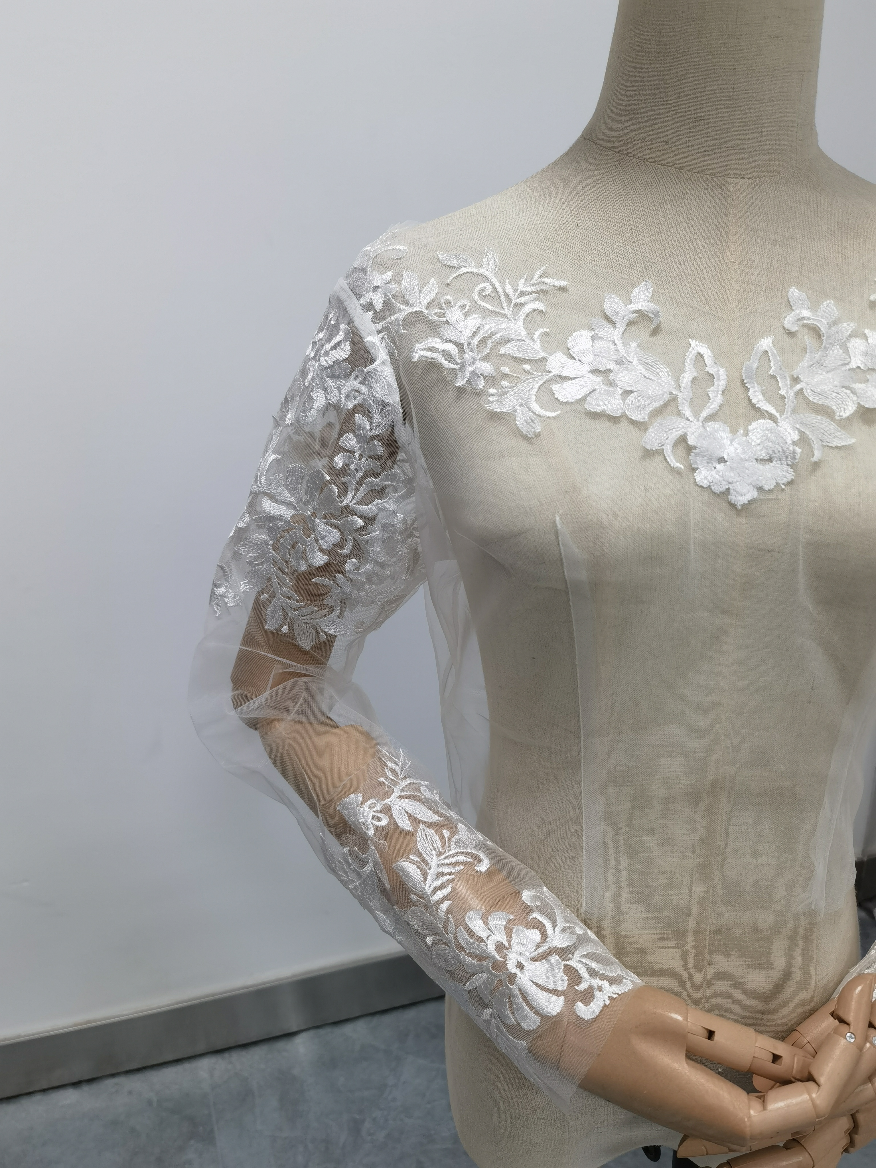 流れる透け花レース ボレロ ロングスリーブ Vネック くるみボタン ウェディングドレス