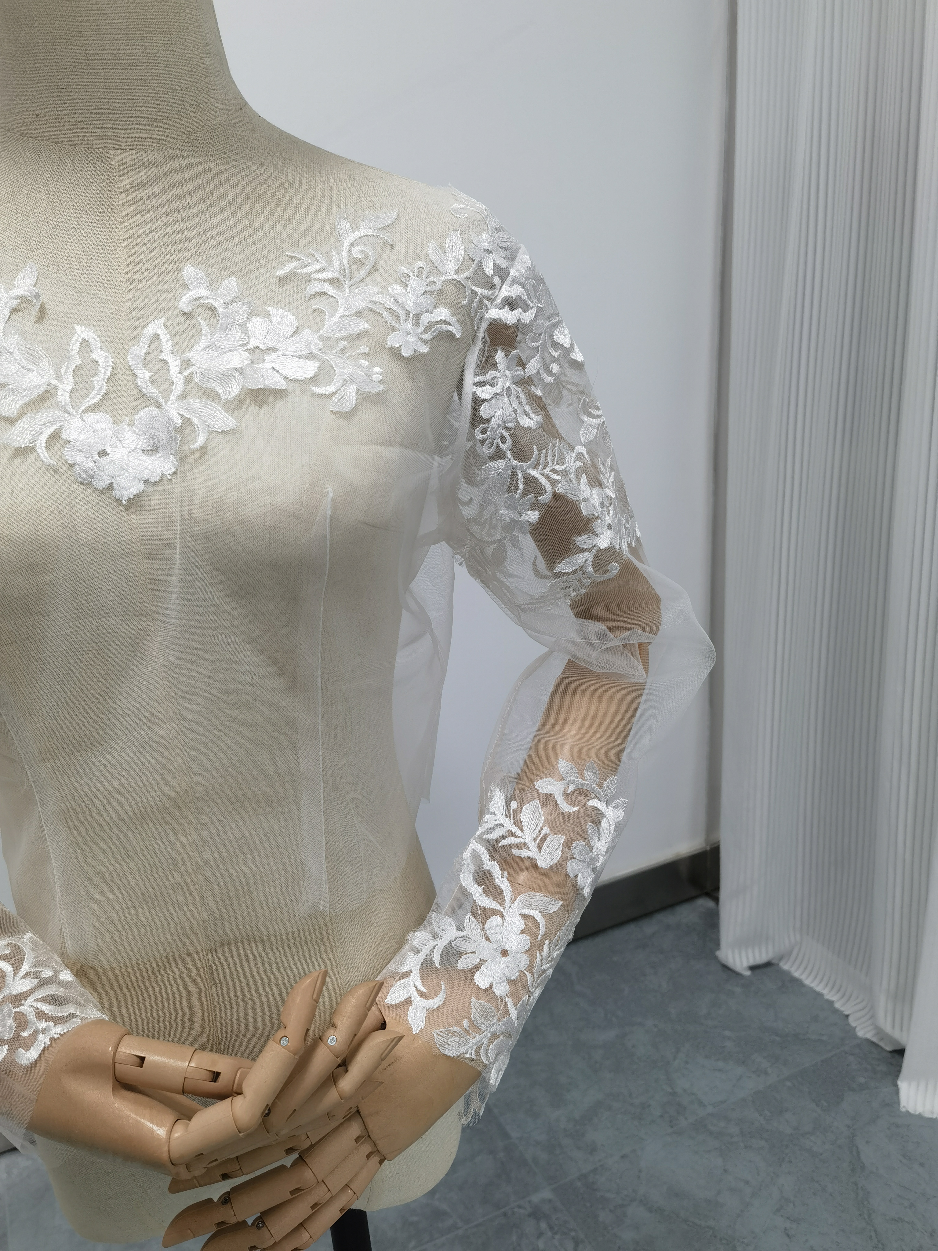 流れる透け花レース ボレロ ロングスリーブ Vネック くるみボタン ウェディングドレス