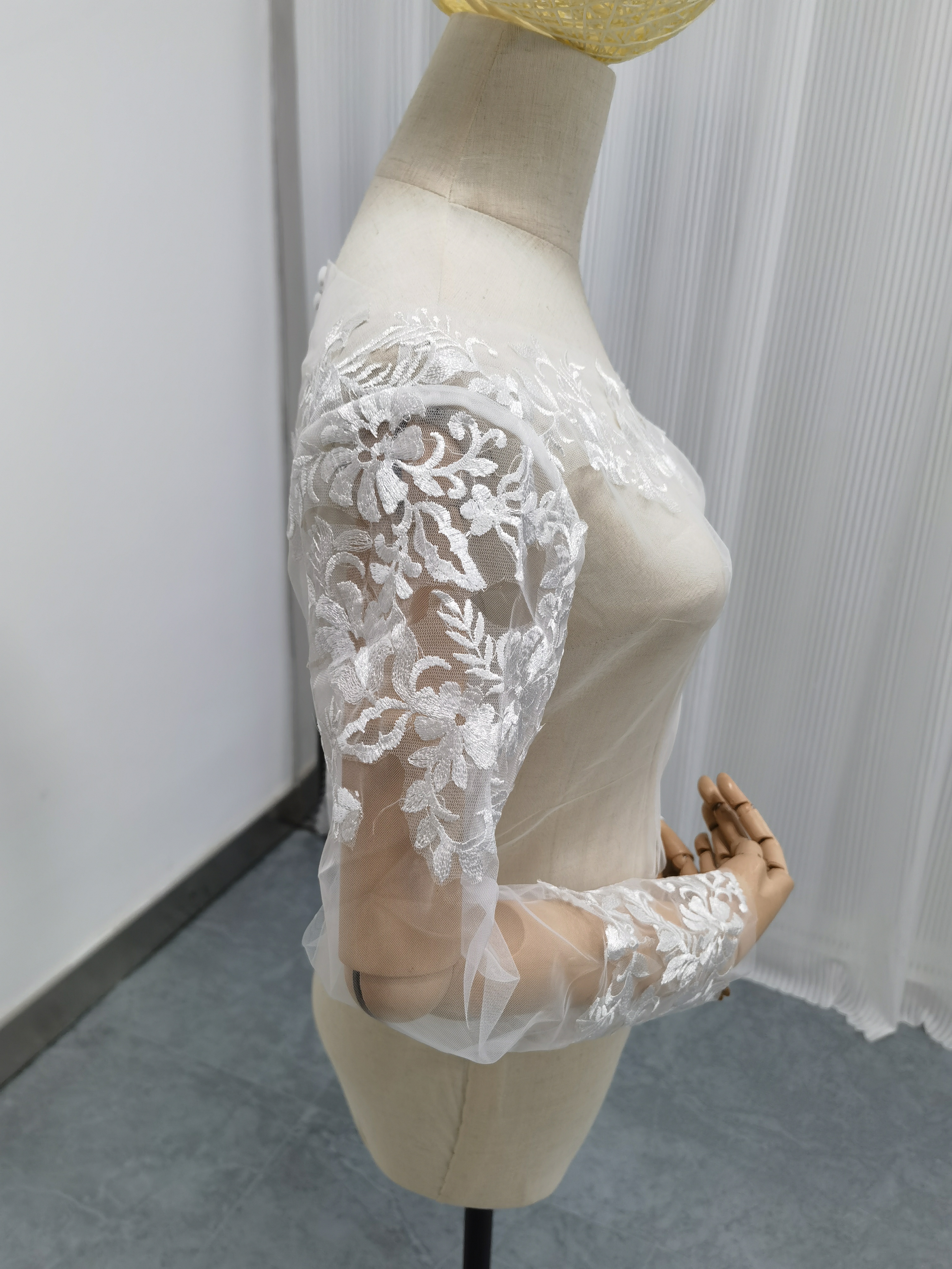 流れる透け花レース ボレロ ロングスリーブ Vネック くるみボタン ウェディングドレス