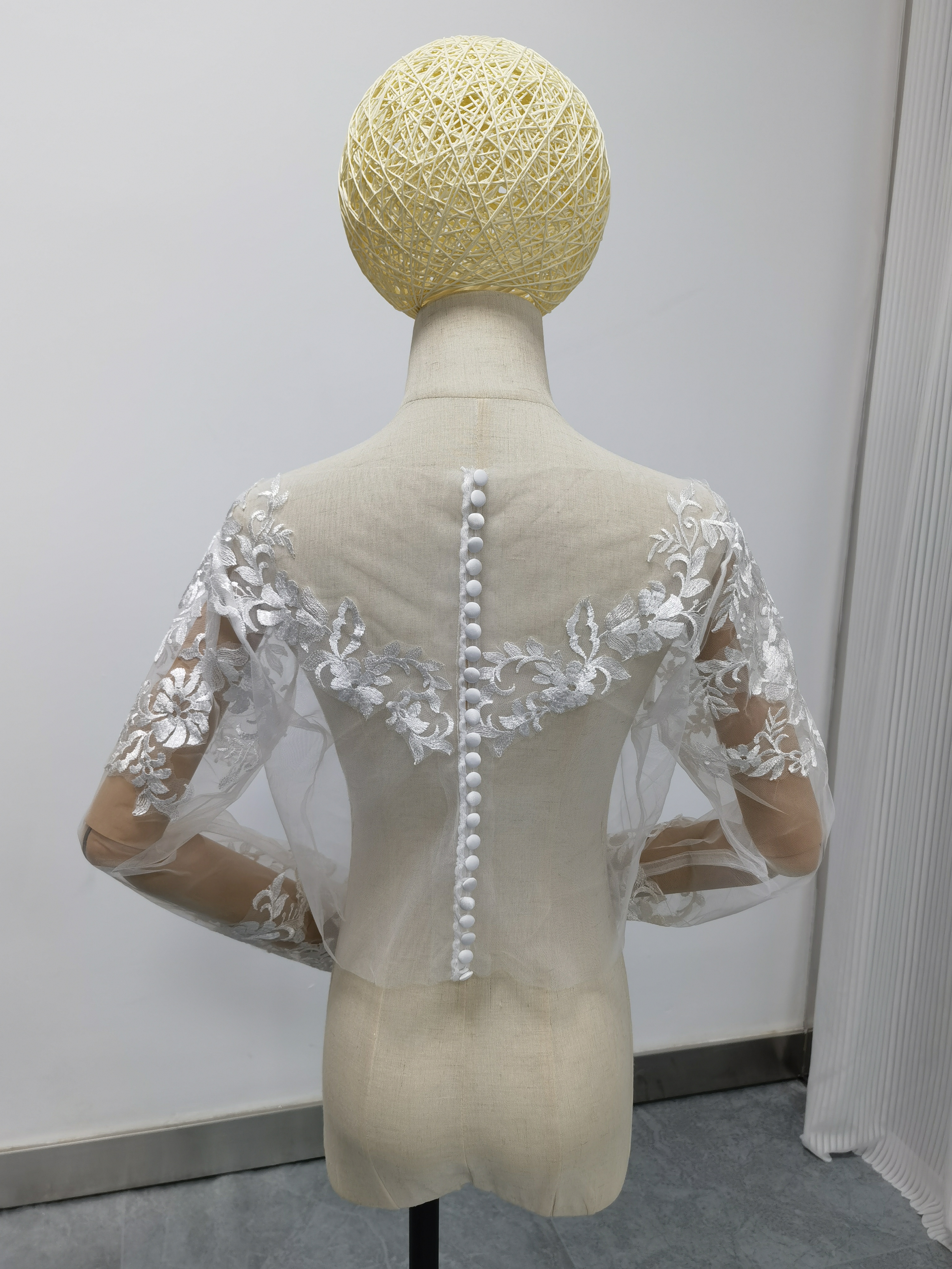 流れる透け花レース ボレロ ロングスリーブ Vネック くるみボタン ウェディングドレス