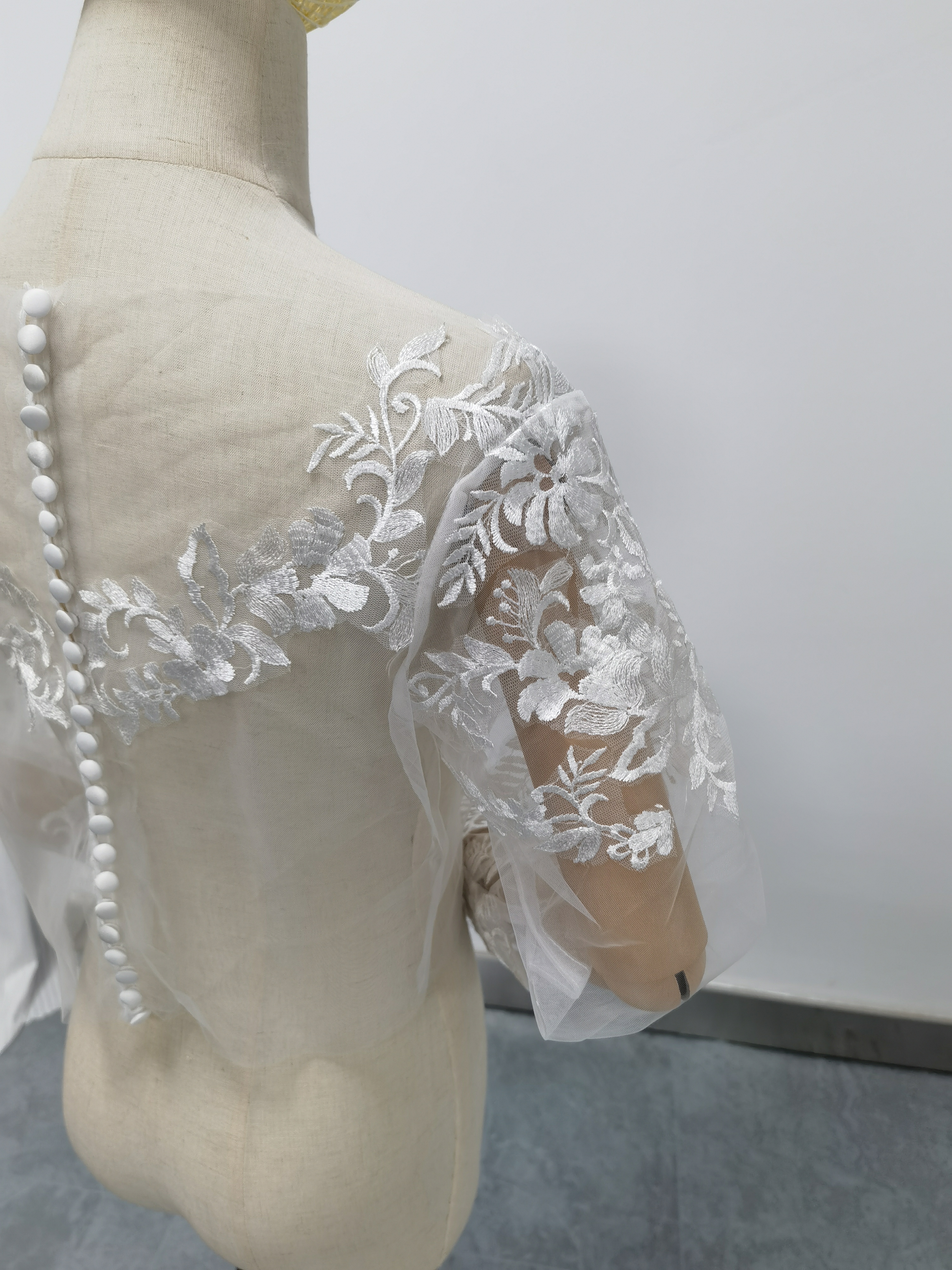 流れる透け花レース ボレロ ロングスリーブ Vネック くるみボタン ウェディングドレス