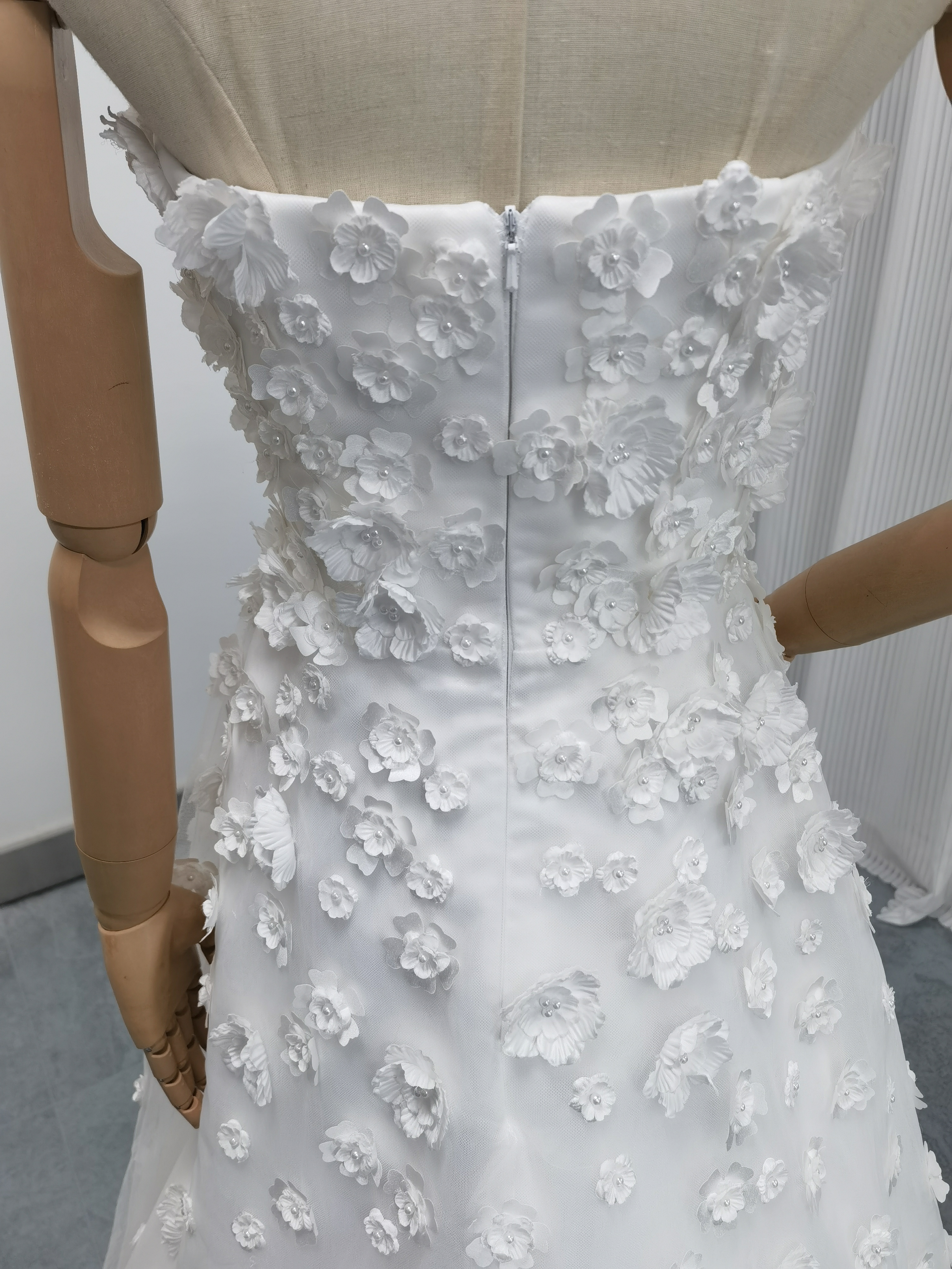 パーティードレス 2次会 ベアトップ ファスナー 3D立体レース刺繍 花モチーフ