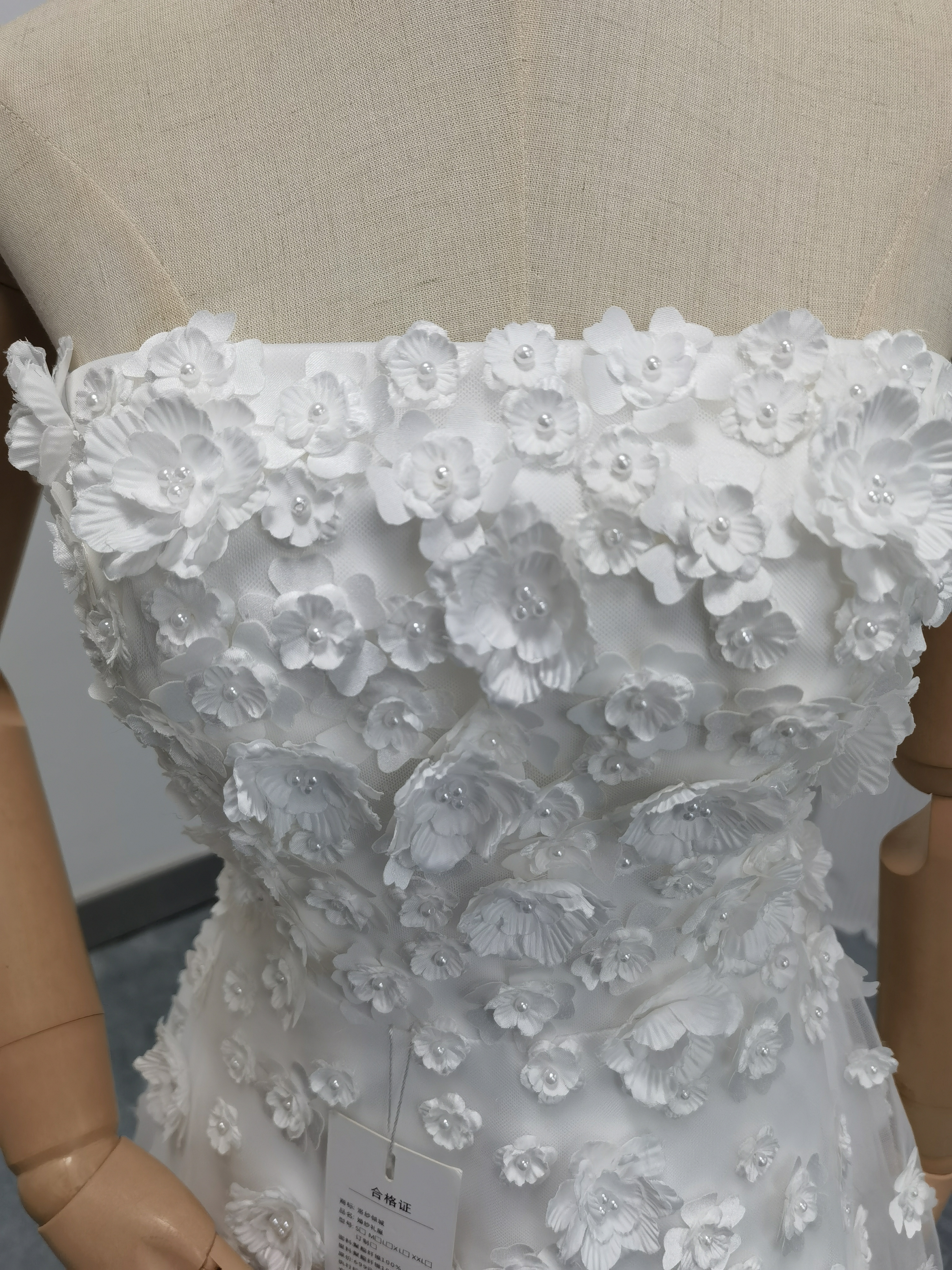 パーティードレス 2次会 ベアトップ ファスナー 3D立体レース刺繍 花モチーフ