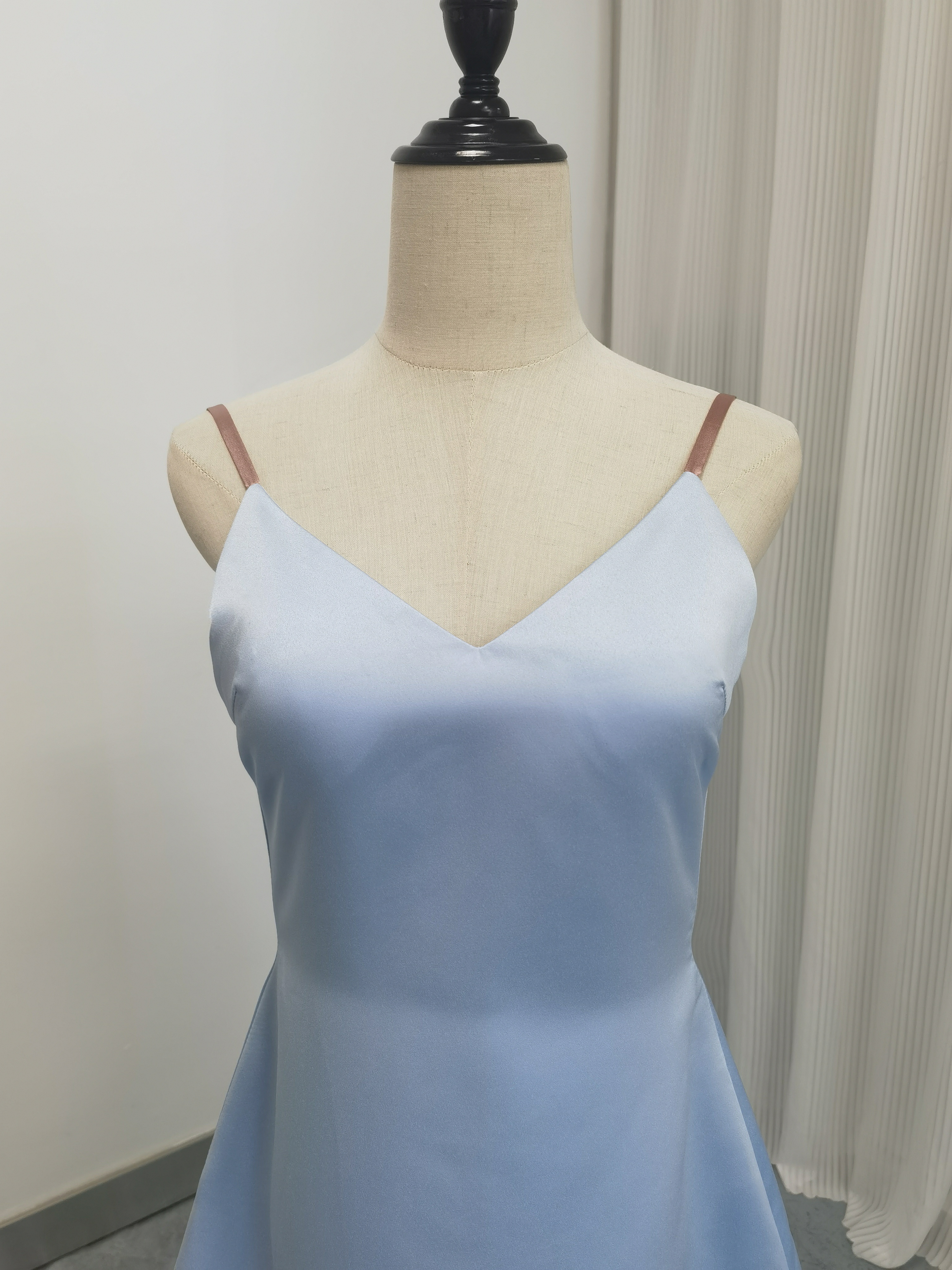 カラードレス 水色 キャミソール Vネック 背中見せ 光沢感 エレガント