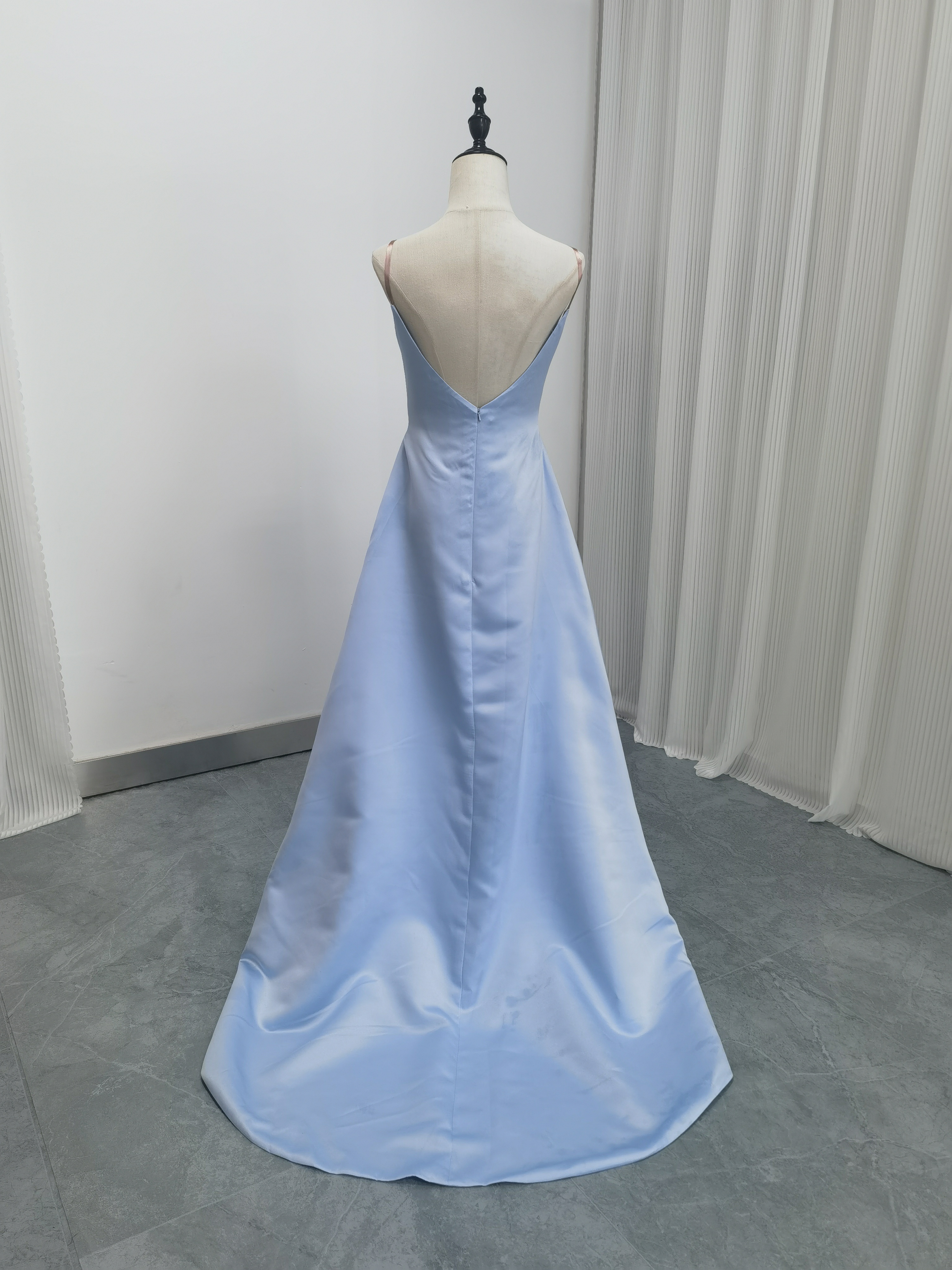 カラードレス 水色 キャミソール Vネック 背中見せ 光沢感 エレガント