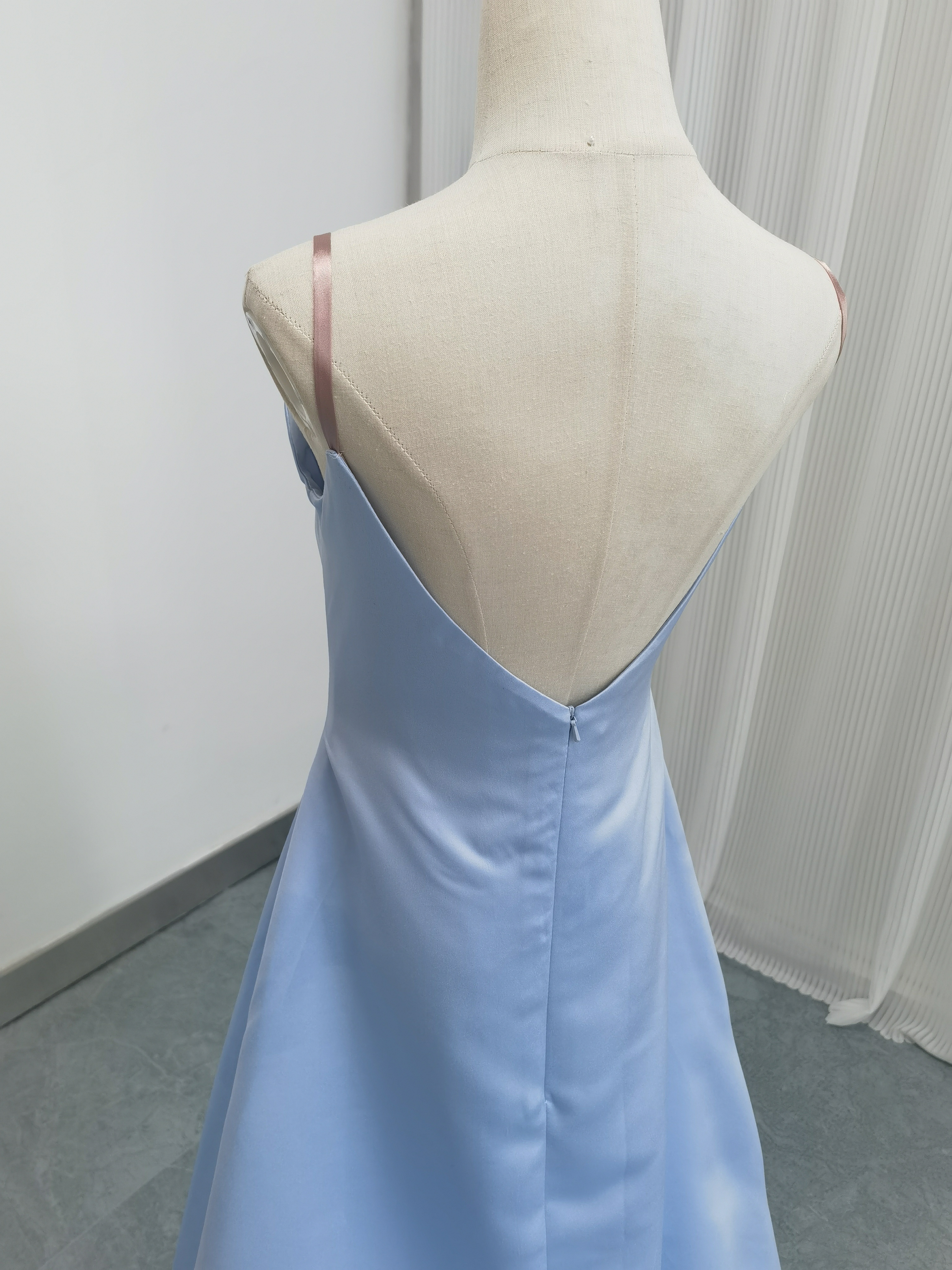 カラードレス 水色 キャミソール Vネック 背中見せ 光沢感 エレガント