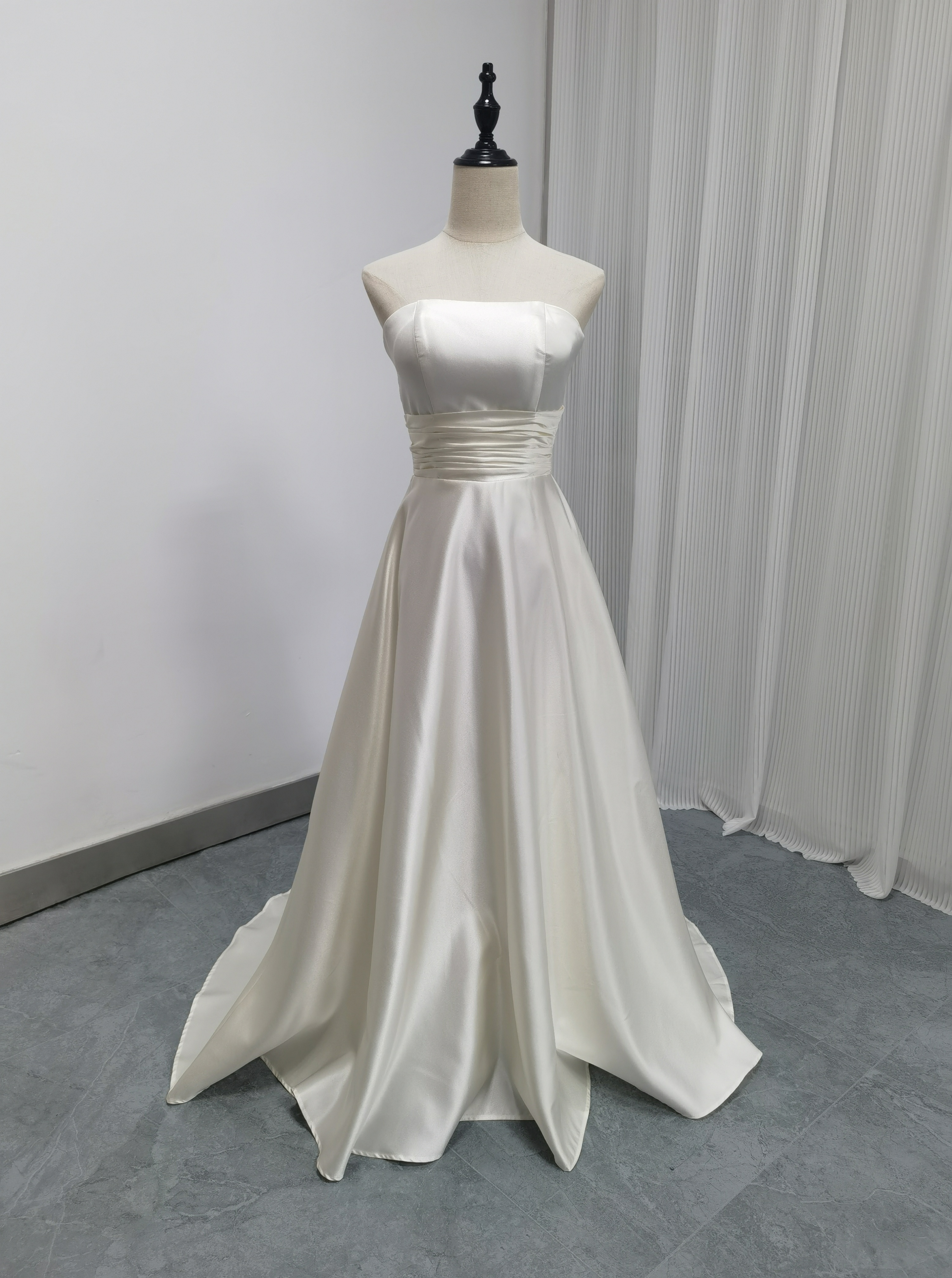 送料無料！アイボリー　3waysウエディングドレス　取り外しパフスリーブ　豪華なフリルトレーン　高級サテンドレス　結婚式