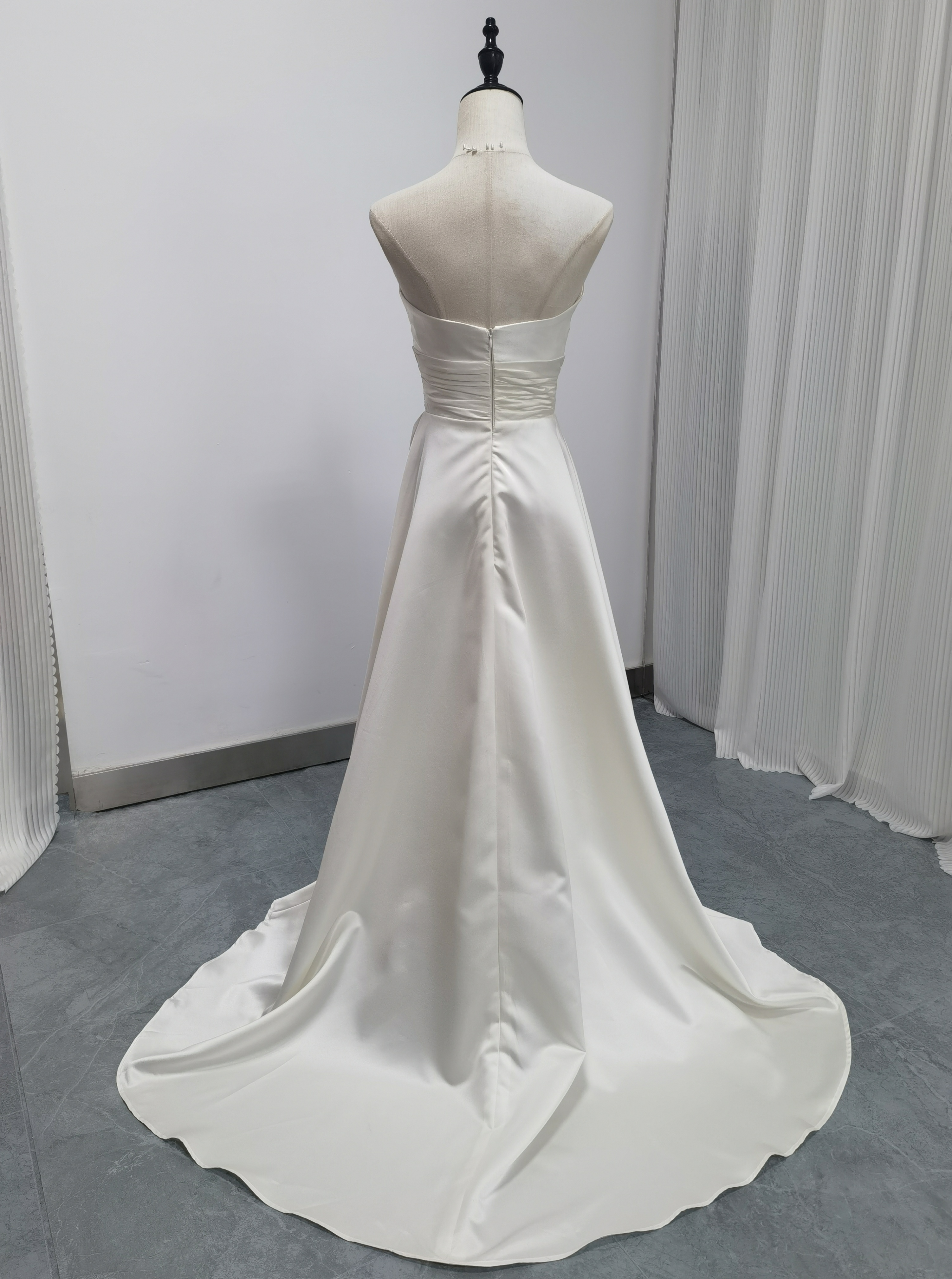 送料無料！アイボリー　3waysウエディングドレス　取り外しパフスリーブ　豪華なフリルトレーン　高級サテンドレス　結婚式